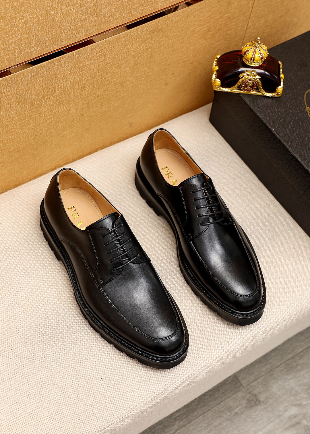 J5 Prada 普拉达 全高端牛皮内里最新真皮休闲西装鞋官网同步上市，意大利进口 头层牛皮一比一重金打造，官网1:1发泡大底。穿着百搭，高档不失档次，彩色搭配气度不凡。此款四季款，穿在脚上魅力四射尽显大牌气质。标准码38-4445订做