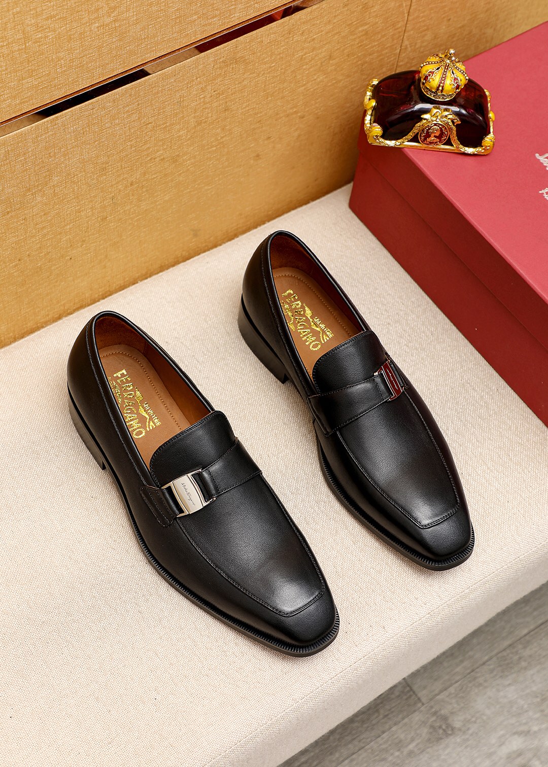 L0 专柜品质顶级代购菲拉格慕爆款2022男士正装皮鞋纯正高品质可1:1比较面料：意大利进口原版定制小牛皮内里：全进口水染牛皮里垫专柜同步发售原厂五金扣，鞋底：东莞进口原版大底原厂特供原版底超级舒适，原厂跟单货，高品质，可随意进出专柜，欢迎对比专柜同步，正码38–4445订制