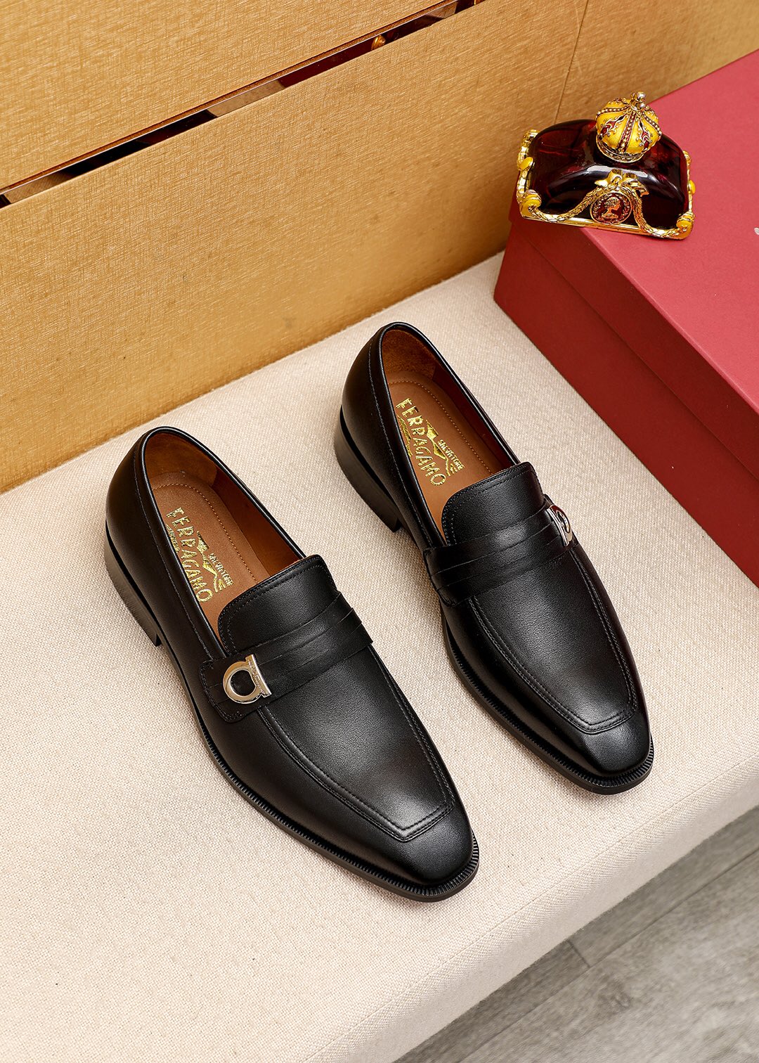 L0 专柜品质顶级代购菲拉格慕爆款2022男士正装皮鞋纯正高品质可1:1比较面料：意大利进口原版定制小牛皮内里：全进口水染牛皮里垫专柜同步发售原厂五金扣，鞋底：东莞进口原版大底原厂特供原版底超级舒适，原厂跟单货，高品质，可随意进出专柜，欢迎对比专柜同步，正码38–4445订制