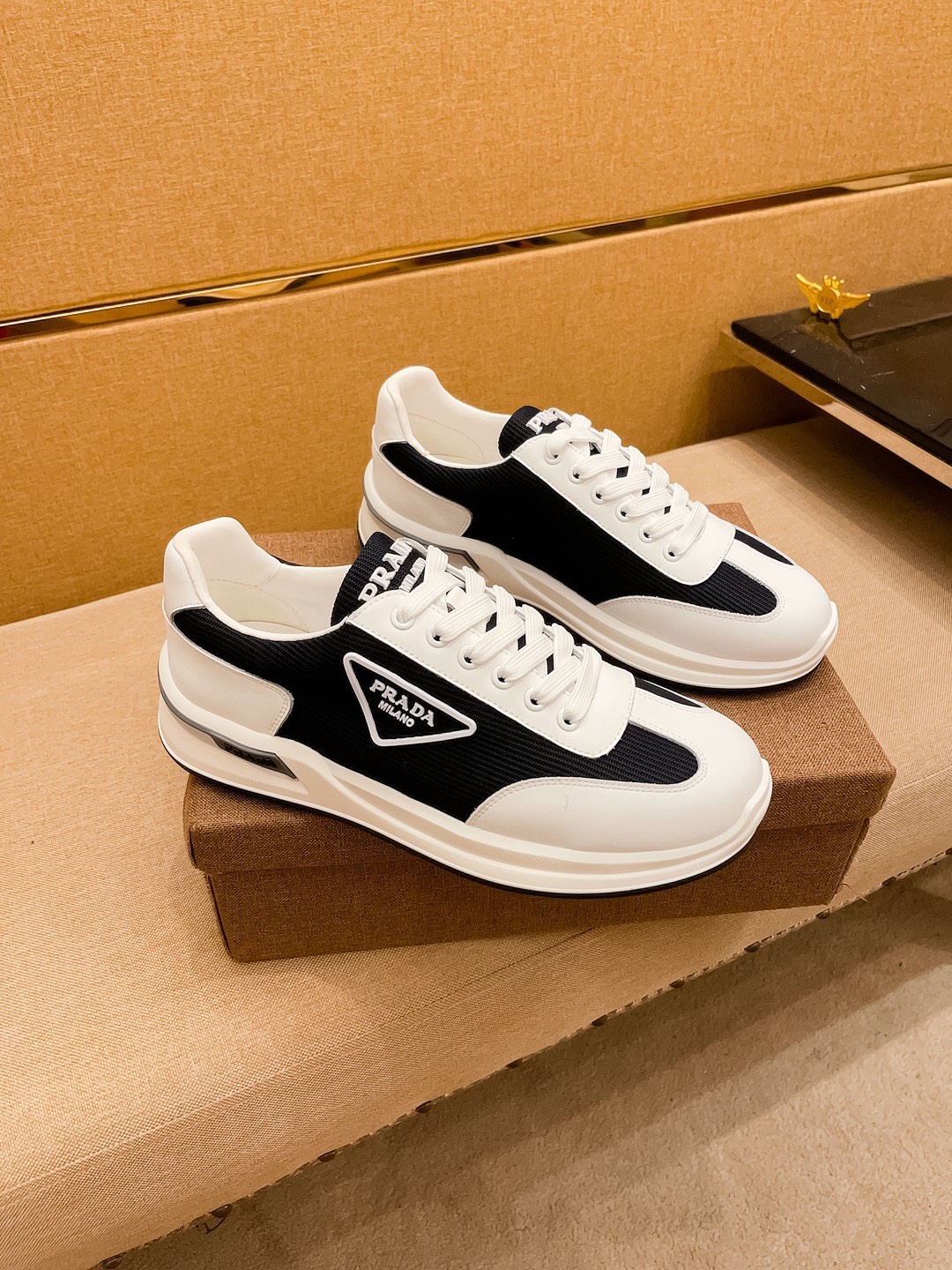 I5 普拉达男鞋高端品牌 官网1：1最新力作：鞋面采用意大利进口头层牛皮搭配舒适透气内里原版防滑耐磨大底制作，让行走更加便捷舒适，惊世之作，与官方的质量相比美的1：1复刻[色]打造时尚个性衬托你的与众不同潮男必备!经典