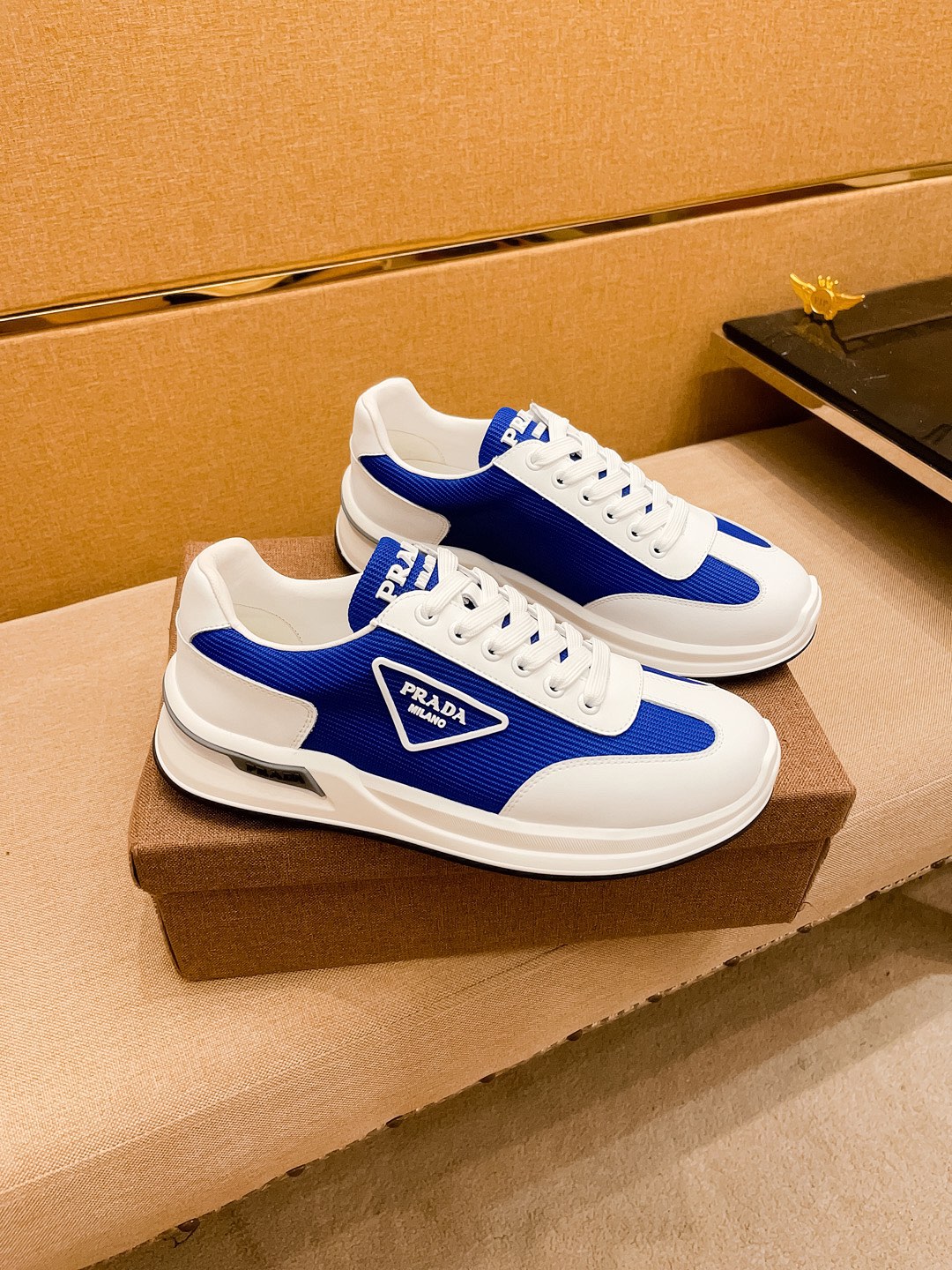 I5 普拉达男鞋高端品牌 官网1：1最新力作：鞋面采用意大利进口头层牛皮搭配舒适透气内里原版防滑耐磨大底制作，让行走更加便捷舒适，惊世之作，与官方的质量相比美的1：1复刻[色]打造时尚个性衬托你的与众不同潮男必备!经典