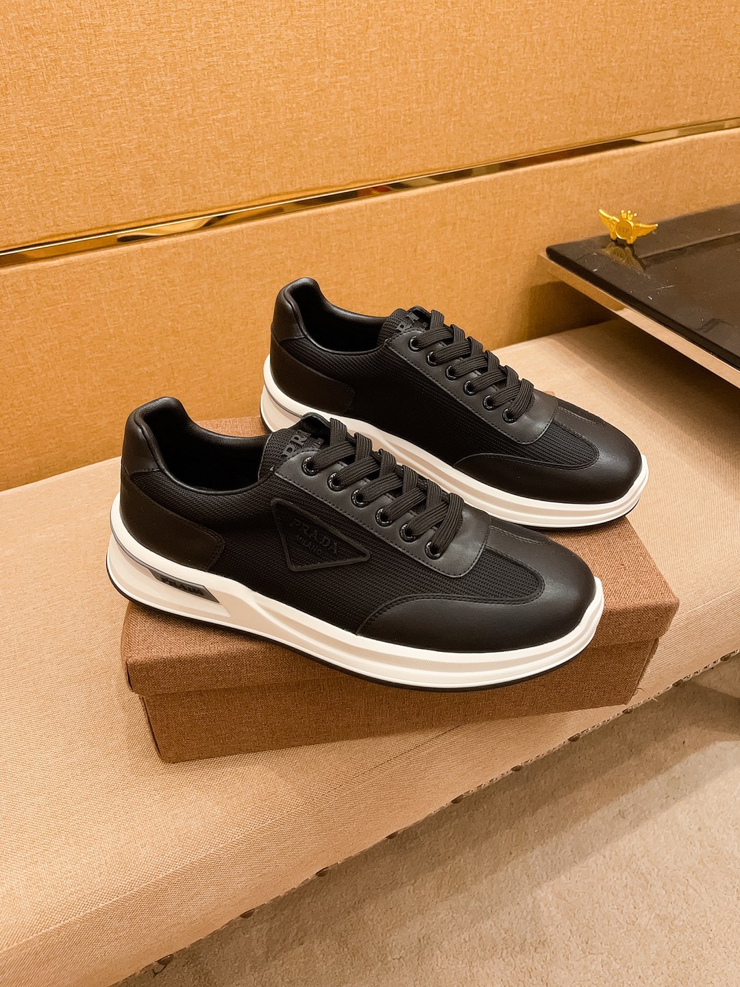 I5 普拉达男鞋高端品牌 官网1：1最新力作：鞋面采用意大利进口头层牛皮搭配舒适透气内里原版防滑耐磨大底制作，让行走更加便捷舒适，惊世之作，与官方的质量相比美的1：1复刻[色]打造时尚个性衬托你的与众不同潮男必备!经典