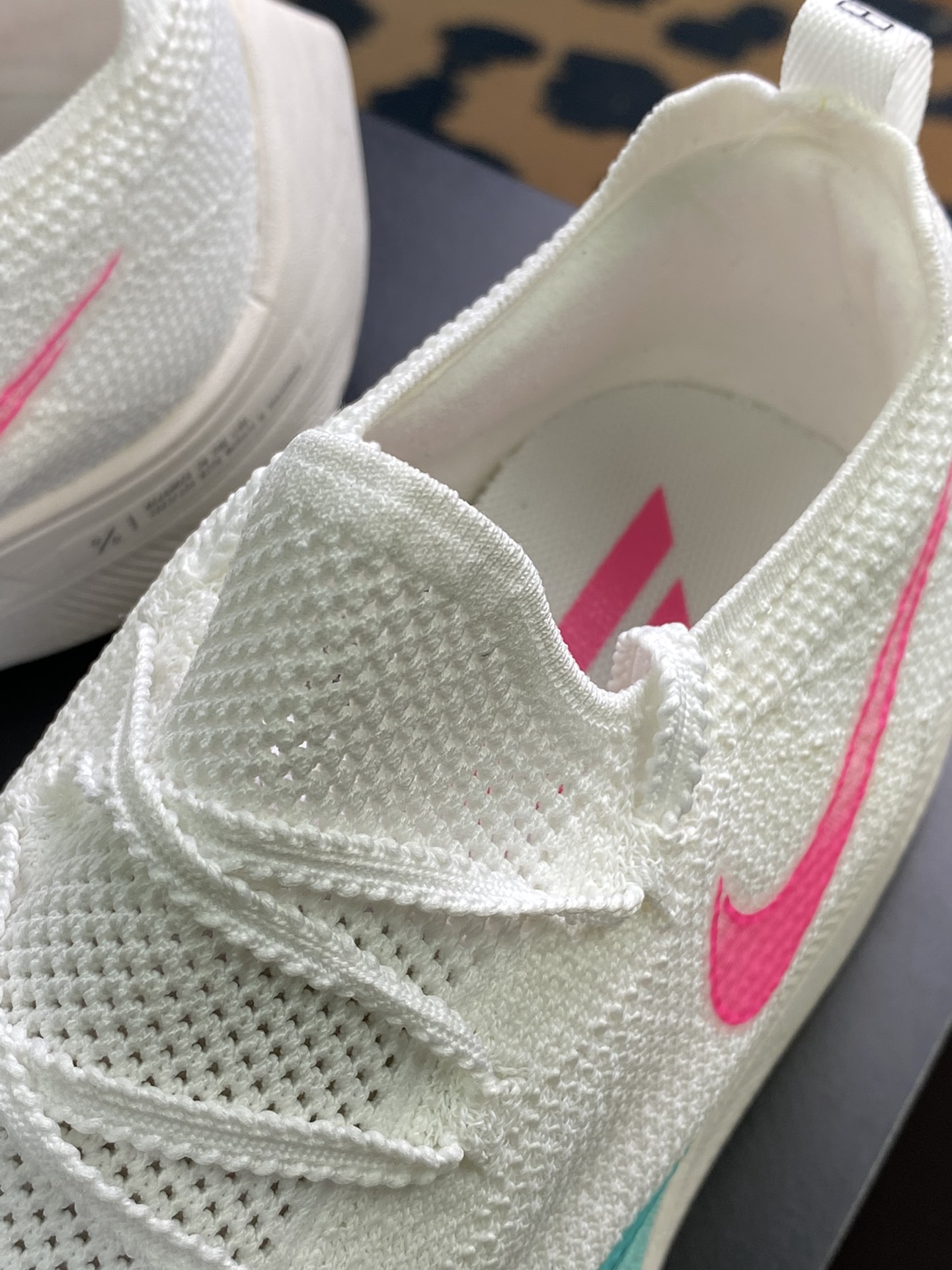 200 耐克ZoomX Vaporfly NEXT%”White/Pink/South Coast Blue”破2系列慢跑鞋DM4386-101