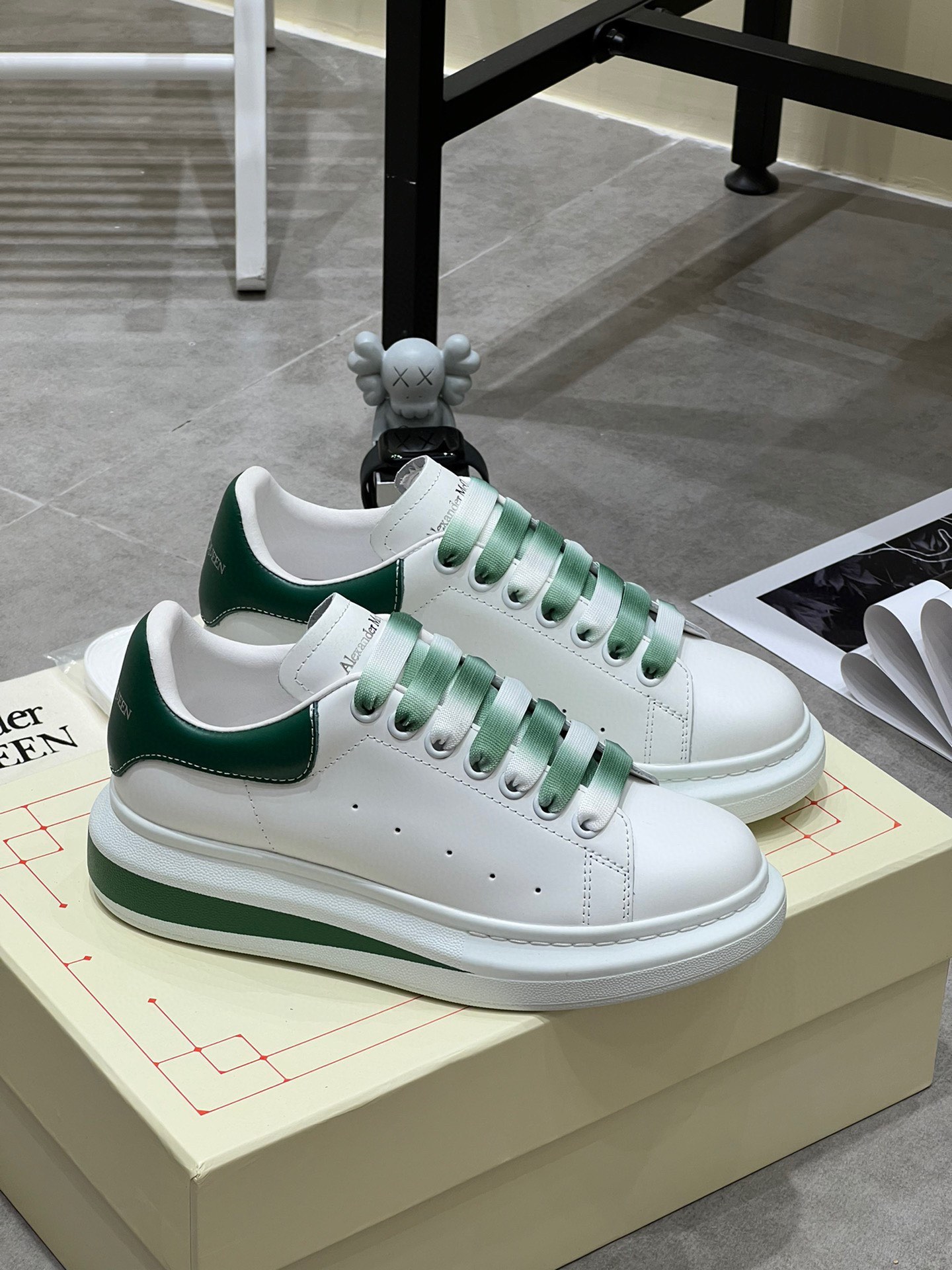 K0 Alexander McQUEEN正品爆拆 1：1顶级Alexander Mcqueen 麦昆 原版皮料白色进口丝绸皮 原版白色鞋盒 布袋手提袋 全套包装、多送一副鞋带后包工艺采用进口定型机热熔胶定型完美正品复刻- Alexander Mcqueen 麦昆  经典明星爆款百搭款回头率 G5 %1面料：意大利进口高质感.抗水擦不变色质.丝绸牛皮配色2内里：进口A级水染羊皮 价格和牛皮里同等 比牛皮上脚还舒适垫脚：牛皮垫脚垫脚超清晰高温空压logo3大底：原版私模橡胶TPU全哑光大底，男款女款磨具楦型都不一样 4鸡眼：全钢鸡眼垫片也是全钢 不变形不掉色 pk市场 铁制造鸡眼 厚底设计 约4.5cm