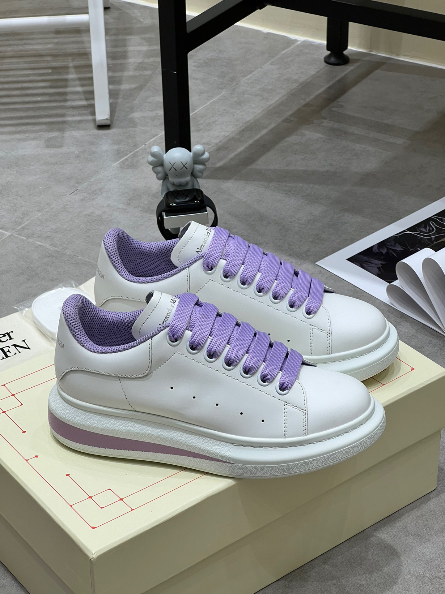 K0 Alexander McQUEEN正品爆拆 1：1顶级Alexander Mcqueen 麦昆 原版皮料白色进口丝绸皮 原版白色鞋盒 布袋手提袋 全套包装、多送一副鞋带后包工艺采用进口定型机热熔胶定型完美正品复刻- Alexander Mcqueen 麦昆  经典明星爆款百搭款回头率 G5 %1面料：意大利进口高质感.抗水擦不变色质.丝绸牛皮配色2内里：进口A级水染羊皮 价格和牛皮里同等 比牛皮上脚还舒适垫脚：牛皮垫脚垫脚超清晰高温空压logo3大底：原版私模橡胶TPU全哑光大底，男款女款磨具楦型都不一样 4鸡眼：全钢鸡眼垫片也是全钢 不变形不掉色 pk市场 铁制造鸡眼 厚底设计 约4.5cm