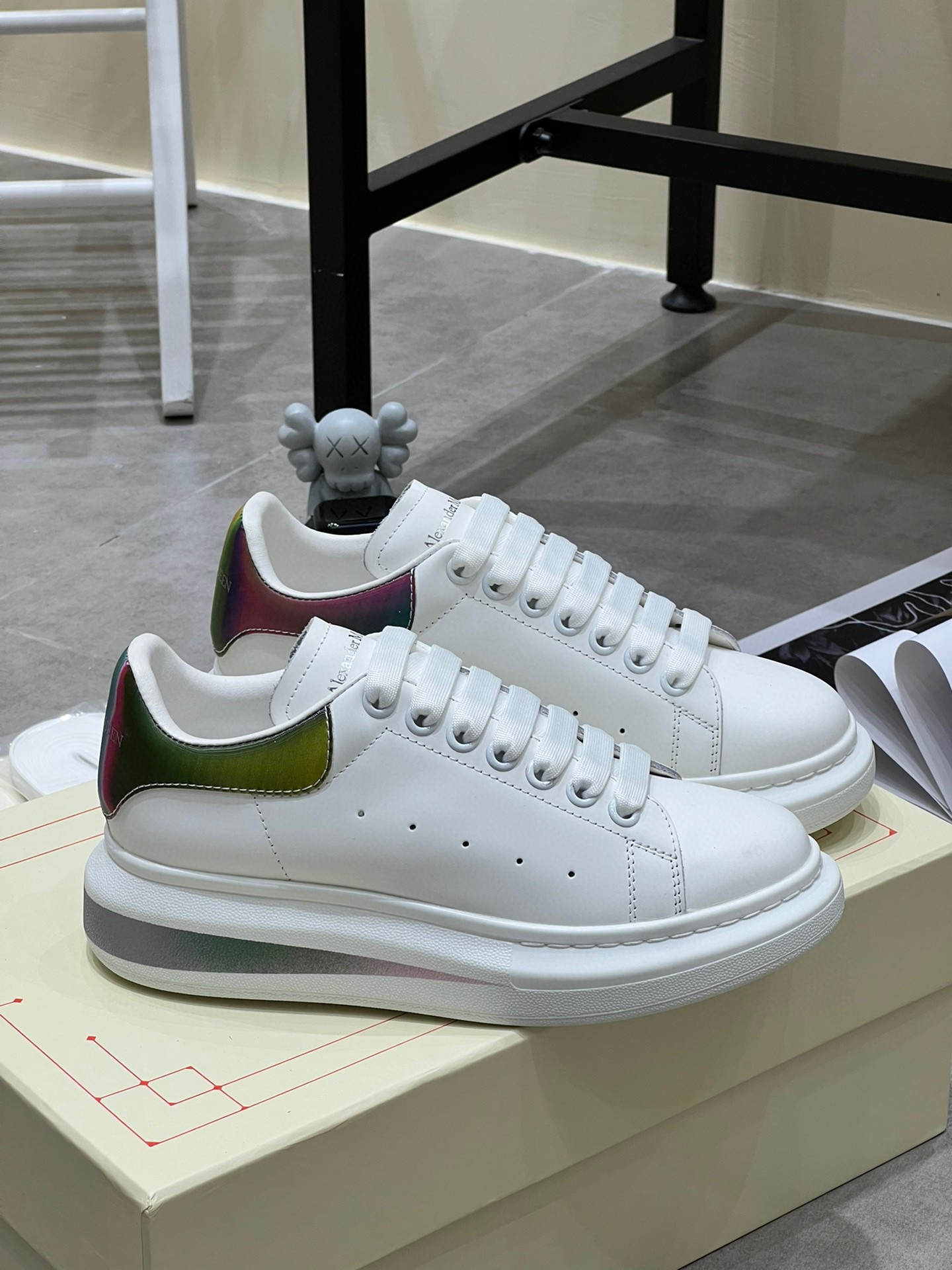 K0 Alexander McQUEEN正品爆拆 1：1顶级Alexander Mcqueen 麦昆 原版皮料白色进口丝绸皮 原版白色鞋盒 布袋手提袋 全套包装、多送一副鞋带后包工艺采用进口定型机热熔胶定型完美正品复刻- Alexander Mcqueen 麦昆  经典明星爆款百搭款回头率 G5 %1面料：意大利进口高质感.抗水擦不变色质.丝绸牛皮配色2内里：进口A级水染羊皮 价格和牛皮里同等 比牛皮上脚还舒适垫脚：牛皮垫脚垫脚超清晰高温空压logo3大底：原版私模橡胶TPU全哑光大底，男款女款磨具楦型都不一样 4鸡眼：全钢鸡眼垫片也是全钢 不变形不掉色 pk市场 铁制造鸡眼 厚底设计 约4.5cm