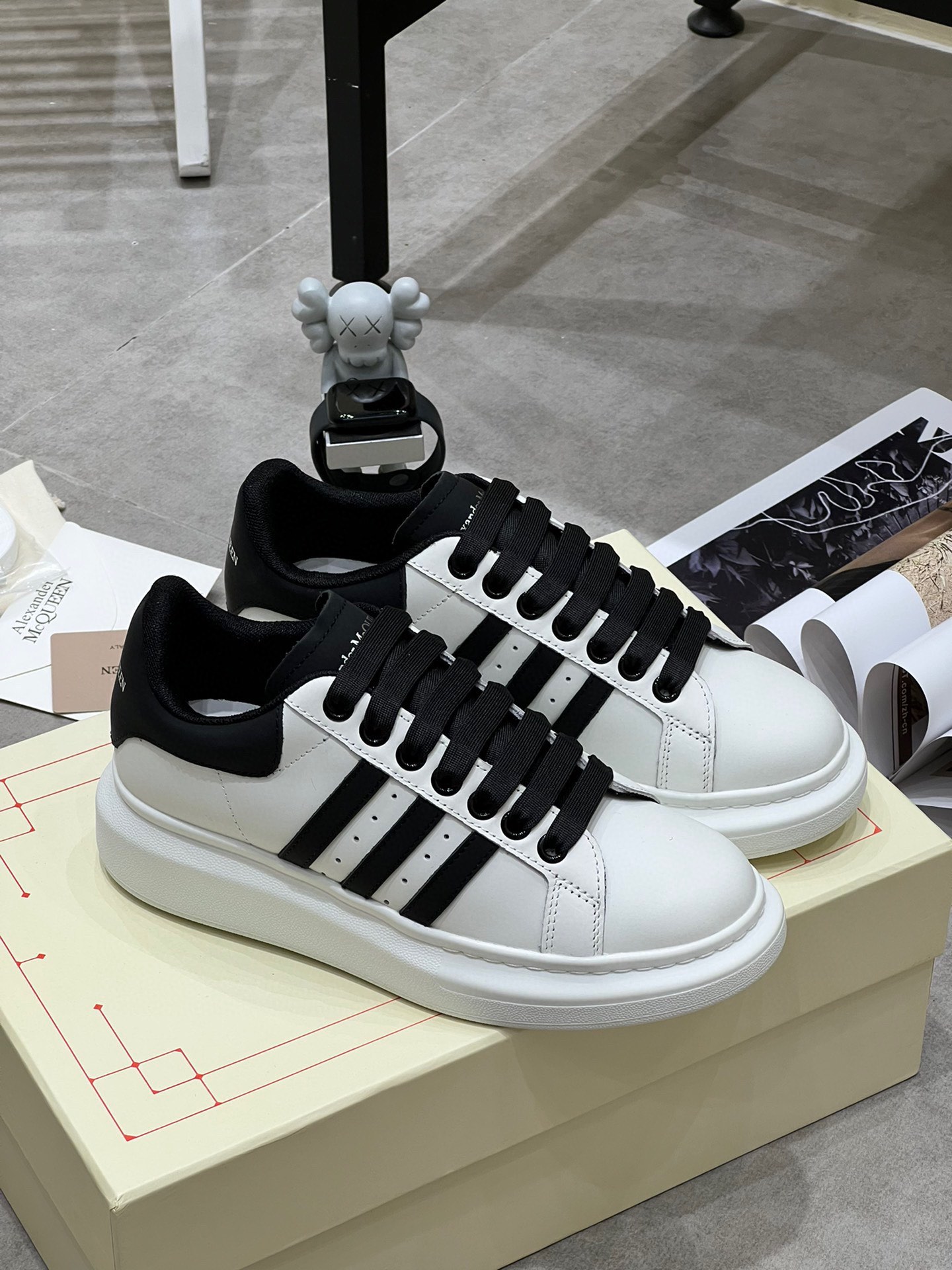 K0 Alexander McQUEEN正品爆拆 1：1顶级Alexander Mcqueen 麦昆 原版皮料白色进口丝绸皮 原版白色鞋盒 布袋手提袋 全套包装、多送一副鞋带后包工艺采用进口定型机热熔胶定型完美正品复刻- Alexander Mcqueen 麦昆  经典明星爆款百搭款回头率 G5 %1面料：意大利进口高质感.抗水擦不变色质.丝绸牛皮配色2内里：进口A级水染羊皮 价格和牛皮里同等 比牛皮上脚还舒适垫脚：牛皮垫脚垫脚超清晰高温空压logo3大底：原版私模橡胶TPU全哑光大底，男款女款磨具楦型都不一样 4鸡眼：全钢鸡眼垫片也是全钢 不变形不掉色 pk市场 铁制造鸡眼 厚底设计 约4.5cm