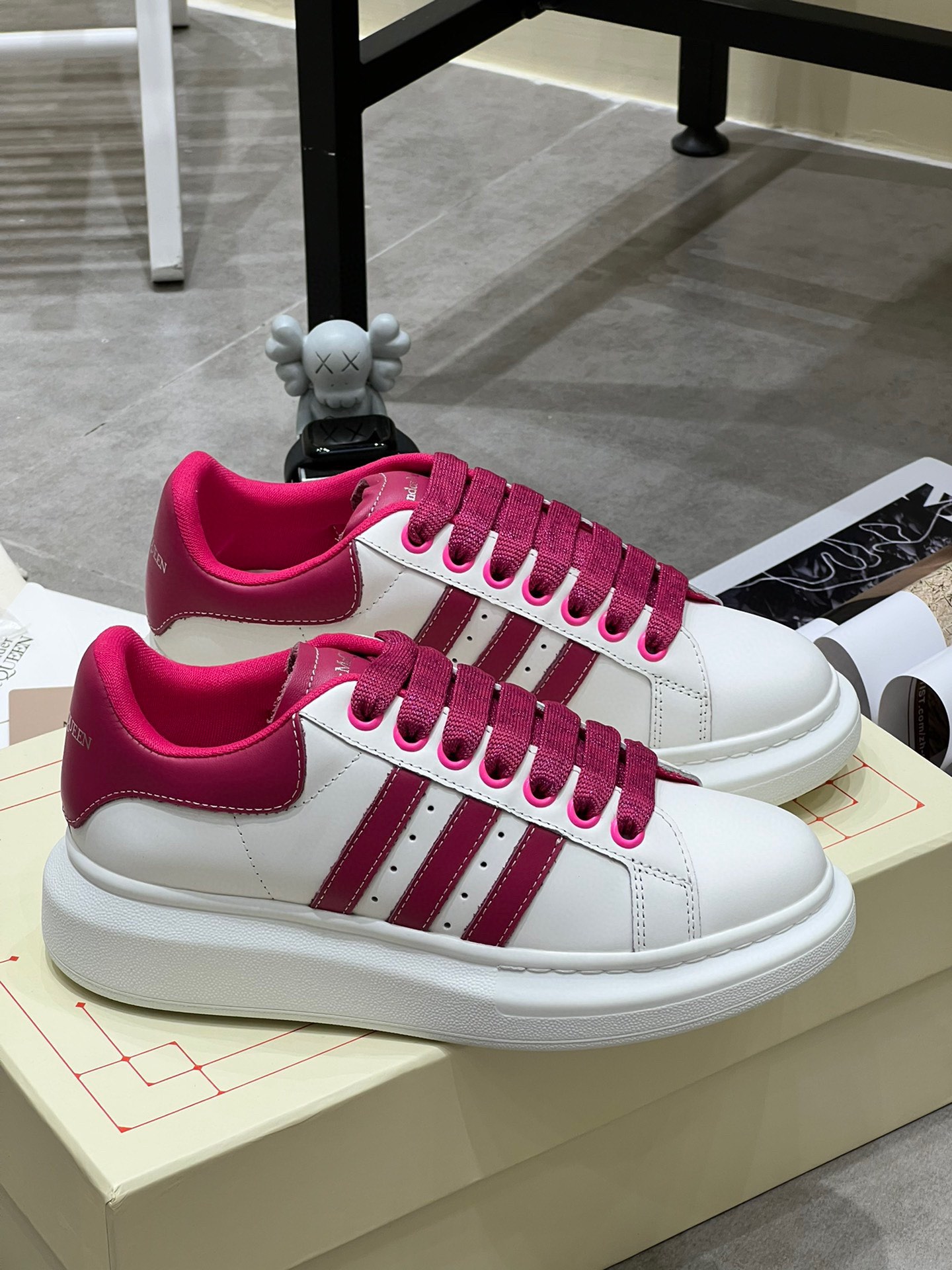 K0 Alexander McQUEEN正品爆拆 1：1顶级Alexander Mcqueen 麦昆 原版皮料白色进口丝绸皮 原版白色鞋盒 布袋手提袋 全套包装、多送一副鞋带后包工艺采用进口定型机热熔胶定型完美正品复刻- Alexander Mcqueen 麦昆  经典明星爆款百搭款回头率 G5 %1面料：意大利进口高质感.抗水擦不变色质.丝绸牛皮配色2内里：进口A级水染羊皮 价格和牛皮里同等 比牛皮上脚还舒适垫脚：牛皮垫脚垫脚超清晰高温空压logo3大底：原版私模橡胶TPU全哑光大底，男款女款磨具楦型都不一样 4鸡眼：全钢鸡眼垫片也是全钢 不变形不掉色 pk市场 铁制造鸡眼 厚底设计 约4.5cm