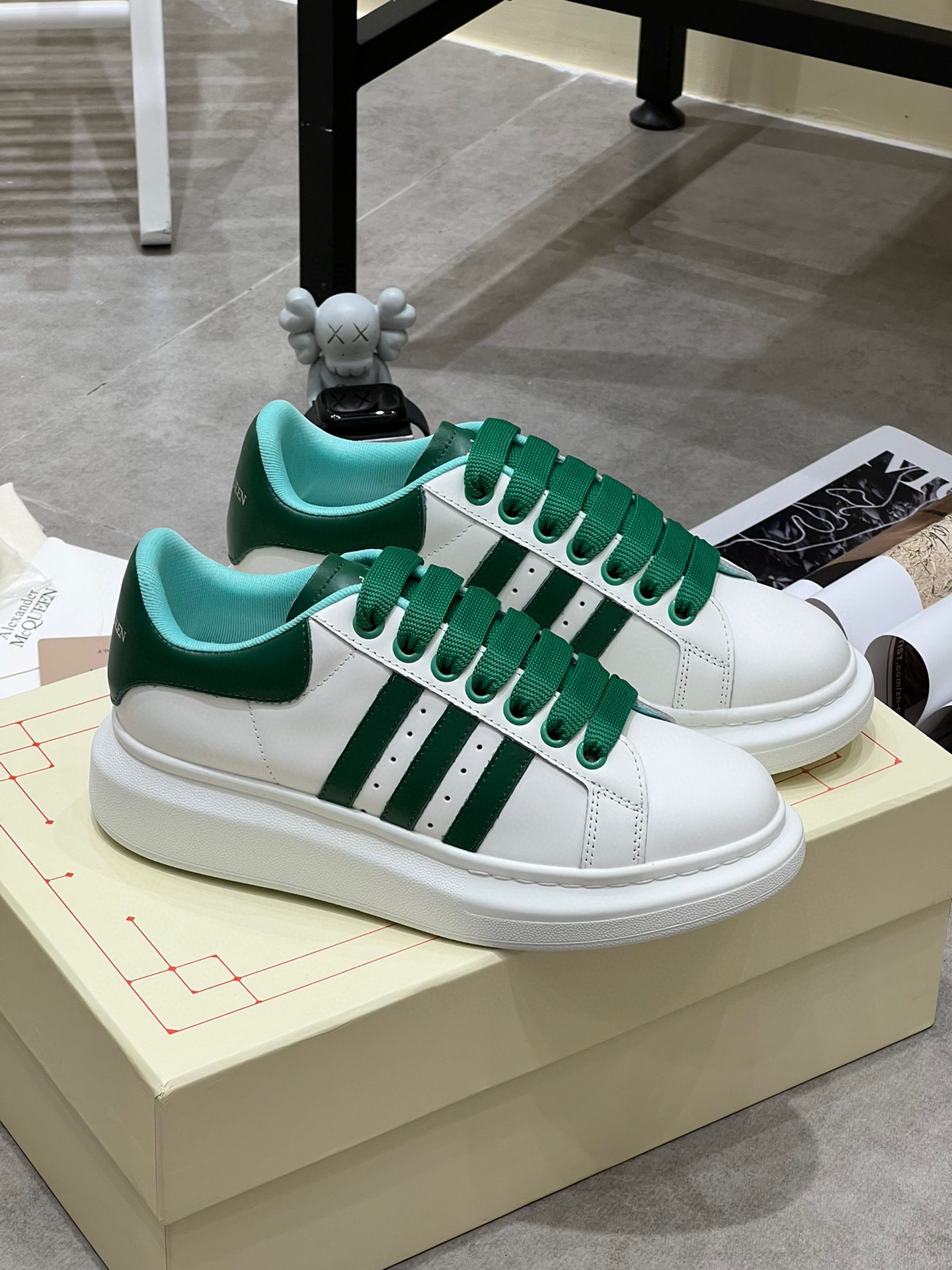 K0 Alexander McQUEEN正品爆拆 1：1顶级Alexander Mcqueen 麦昆 原版皮料白色进口丝绸皮 原版白色鞋盒 布袋手提袋 全套包装、多送一副鞋带后包工艺采用进口定型机热熔胶定型完美正品复刻- Alexander Mcqueen 麦昆  经典明星爆款百搭款回头率 G5 %1面料：意大利进口高质感.抗水擦不变色质.丝绸牛皮配色2内里：进口A级水染羊皮 价格和牛皮里同等 比牛皮上脚还舒适垫脚：牛皮垫脚垫脚超清晰高温空压logo3大底：原版私模橡胶TPU全哑光大底，男款女款磨具楦型都不一样 4鸡眼：全钢鸡眼垫片也是全钢 不变形不掉色 pk市场 铁制造鸡眼 厚底设计 约4.5cm