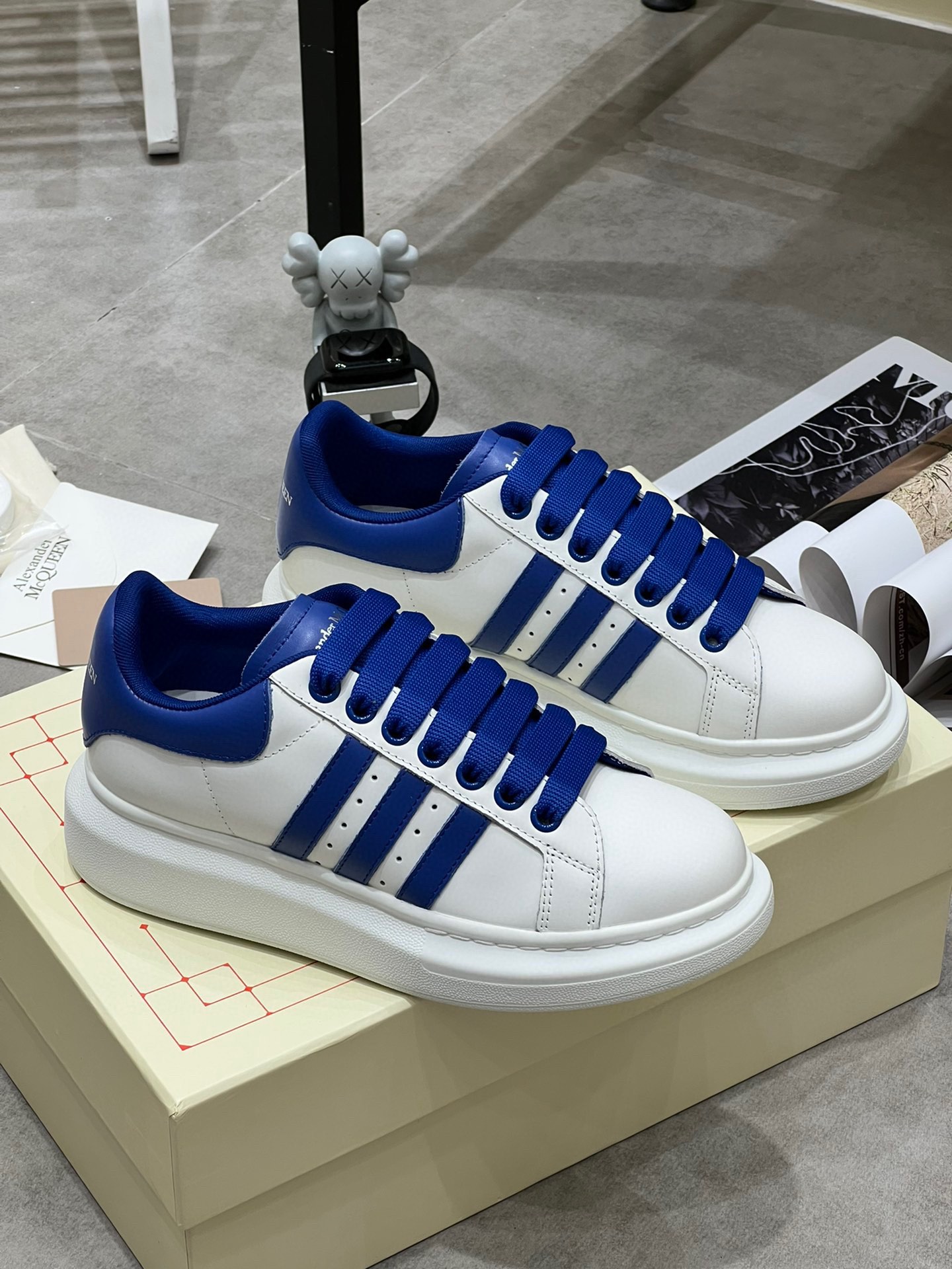 K0 Alexander McQUEEN正品爆拆 1：1顶级Alexander Mcqueen 麦昆 原版皮料白色进口丝绸皮 原版白色鞋盒 布袋手提袋 全套包装、多送一副鞋带后包工艺采用进口定型机热熔胶定型完美正品复刻- Alexander Mcqueen 麦昆  经典明星爆款百搭款回头率 G5 %1面料：意大利进口高质感.抗水擦不变色质.丝绸牛皮配色2内里：进口A级水染羊皮 价格和牛皮里同等 比牛皮上脚还舒适垫脚：牛皮垫脚垫脚超清晰高温空压logo3大底：原版私模橡胶TPU全哑光大底，男款女款磨具楦型都不一样 4鸡眼：全钢鸡眼垫片也是全钢 不变形不掉色 pk市场 铁制造鸡眼 厚底设计 约4.5cm