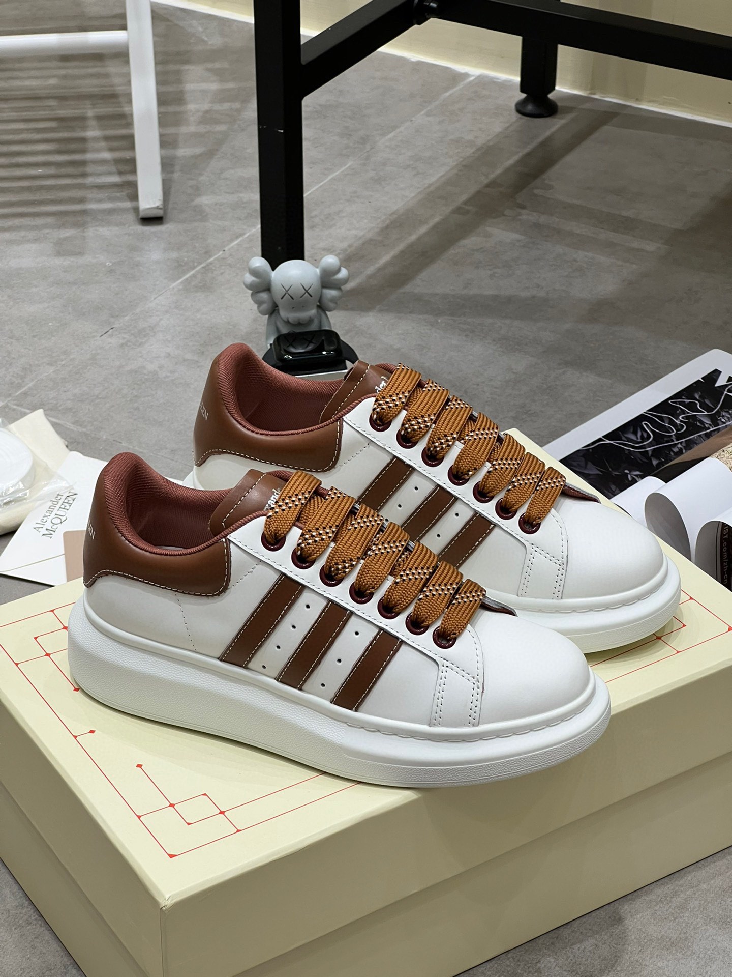 K0 Alexander McQUEEN正品爆拆 1：1顶级Alexander Mcqueen 麦昆 原版皮料白色进口丝绸皮 原版白色鞋盒 布袋手提袋 全套包装、多送一副鞋带后包工艺采用进口定型机热熔胶定型完美正品复刻- Alexander Mcqueen 麦昆  经典明星爆款百搭款回头率 G5 %1面料：意大利进口高质感.抗水擦不变色质.丝绸牛皮配色2内里：进口A级水染羊皮 价格和牛皮里同等 比牛皮上脚还舒适垫脚：牛皮垫脚垫脚超清晰高温空压logo3大底：原版私模橡胶TPU全哑光大底，男款女款磨具楦型都不一样 4鸡眼：全钢鸡眼垫片也是全钢 不变形不掉色 pk市场 铁制造鸡眼 厚底设计 约4.5cm