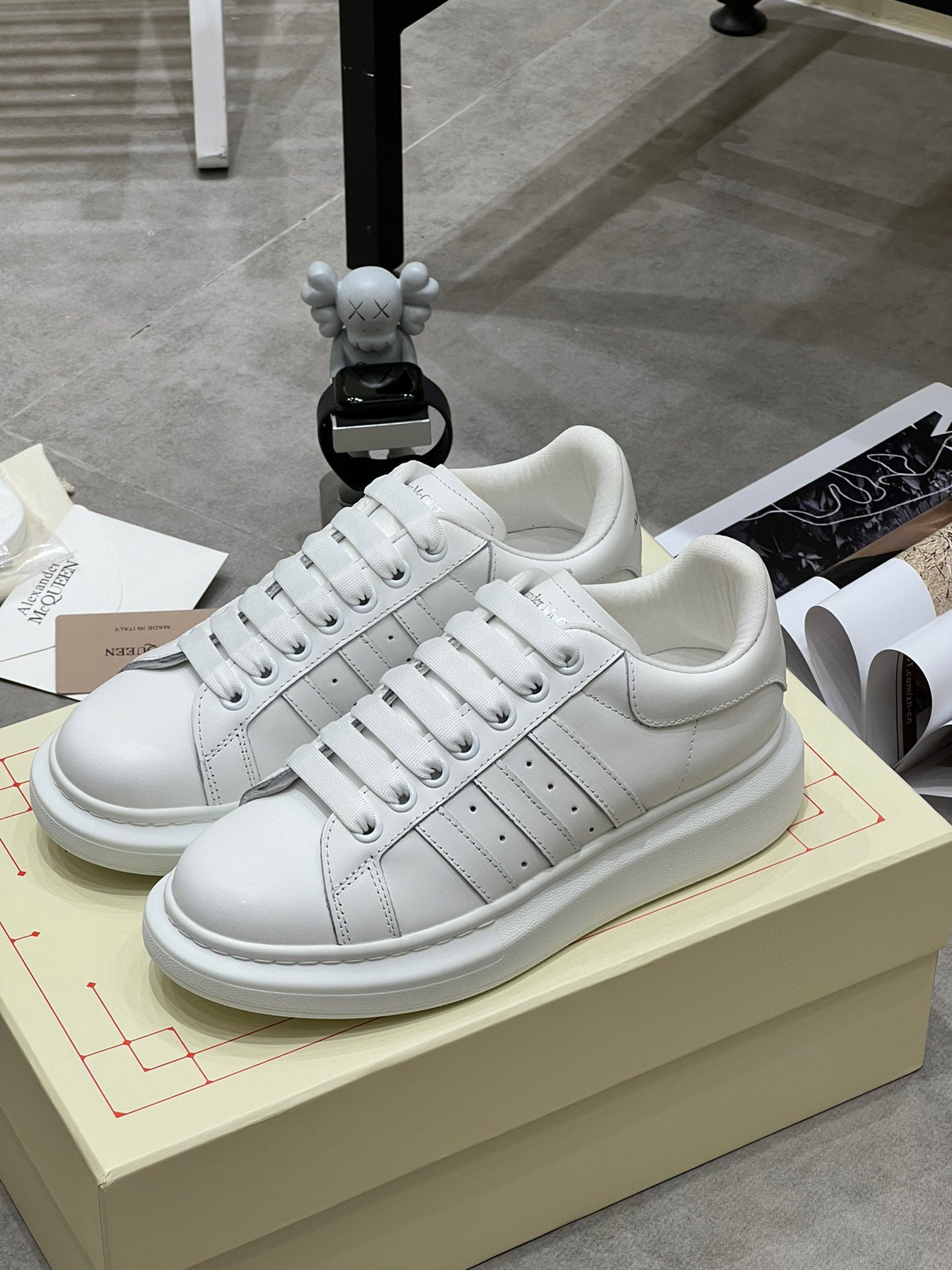 K0 Alexander McQUEEN正品爆拆 1：1顶级Alexander Mcqueen 麦昆 原版皮料白色进口丝绸皮 原版白色鞋盒 布袋手提袋 全套包装、多送一副鞋带后包工艺采用进口定型机热熔胶定型完美正品复刻- Alexander Mcqueen 麦昆  经典明星爆款百搭款回头率 G5 %1面料：意大利进口高质感.抗水擦不变色质.丝绸牛皮配色2内里：进口A级水染羊皮 价格和牛皮里同等 比牛皮上脚还舒适垫脚：牛皮垫脚垫脚超清晰高温空压logo3大底：原版私模橡胶TPU全哑光大底，男款女款磨具楦型都不一样 4鸡眼：全钢鸡眼垫片也是全钢 不变形不掉色 pk市场 铁制造鸡眼 厚底设计 约4.5cm