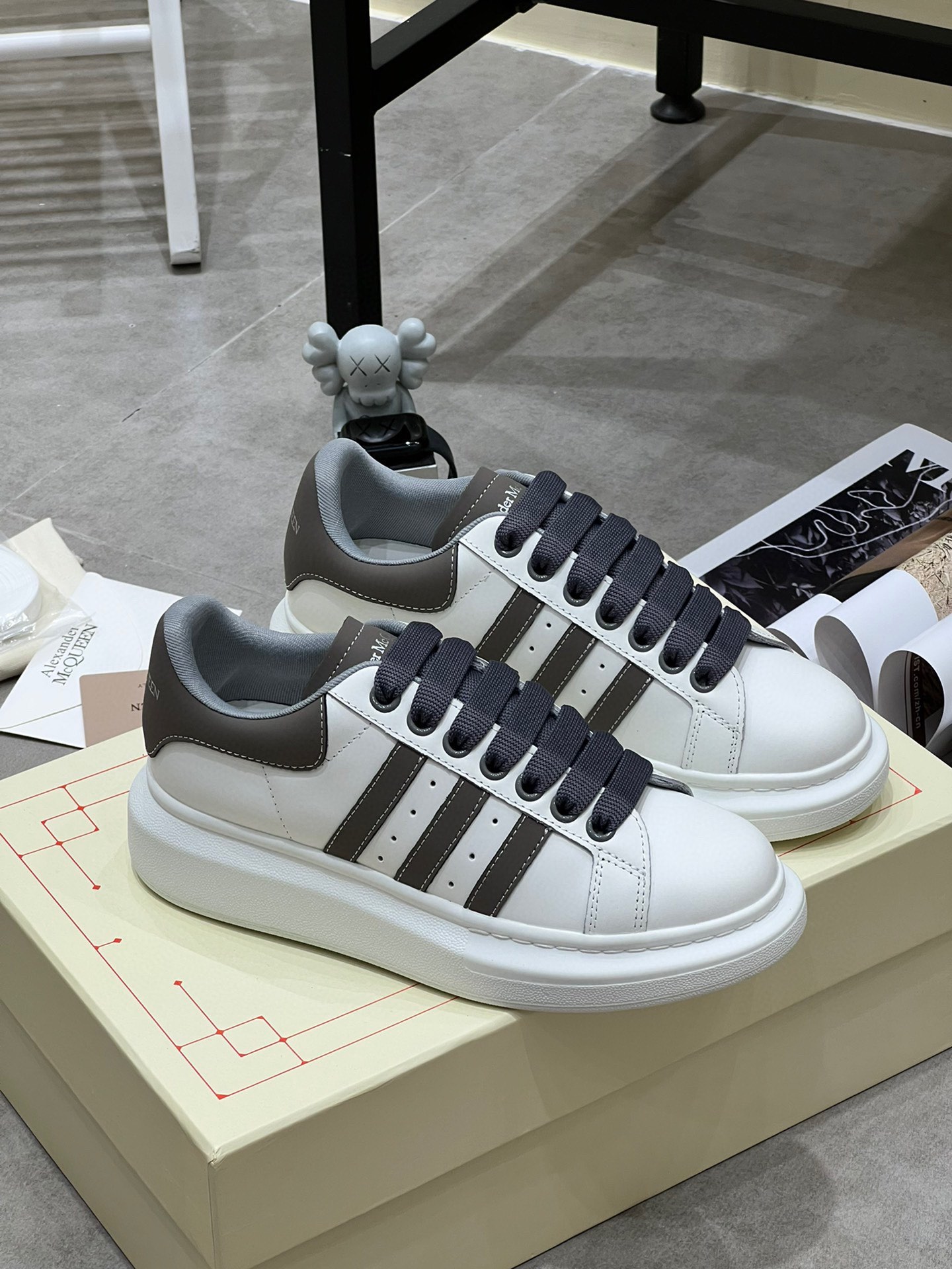 K0 Alexander McQUEEN正品爆拆 1：1顶级Alexander Mcqueen 麦昆 原版皮料白色进口丝绸皮 原版白色鞋盒 布袋手提袋 全套包装、多送一副鞋带后包工艺采用进口定型机热熔胶定型完美正品复刻- Alexander Mcqueen 麦昆  经典明星爆款百搭款回头率 G5 %1面料：意大利进口高质感.抗水擦不变色质.丝绸牛皮配色2内里：进口A级水染羊皮 价格和牛皮里同等 比牛皮上脚还舒适垫脚：牛皮垫脚垫脚超清晰高温空压logo3大底：原版私模橡胶TPU全哑光大底，男款女款磨具楦型都不一样 4鸡眼：全钢鸡眼垫片也是全钢 不变形不掉色 pk市场 铁制造鸡眼 厚底设计 约4.5cm