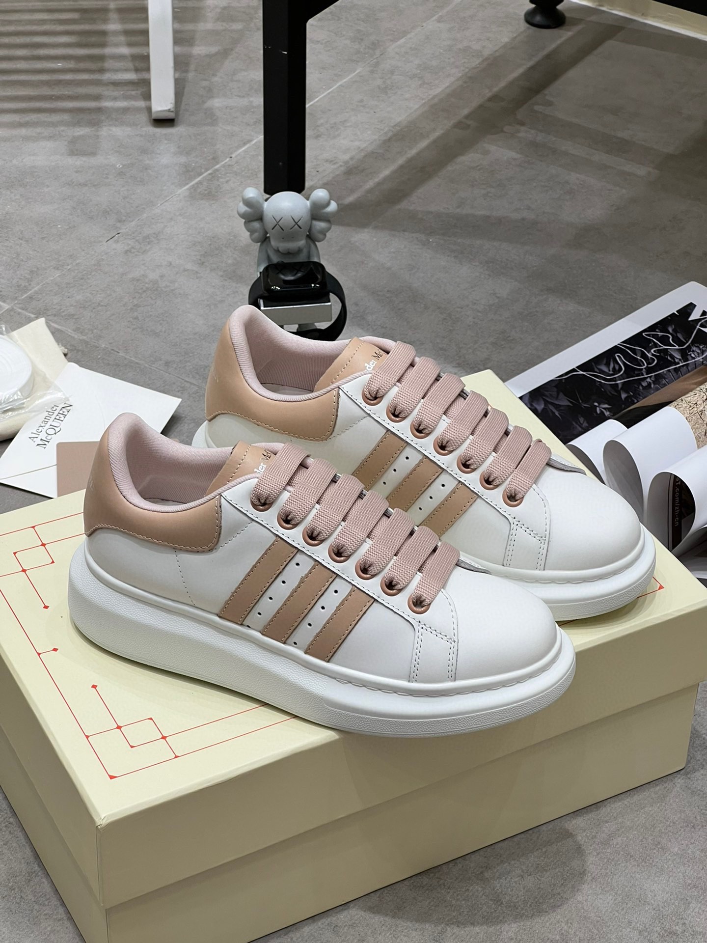 K0 Alexander McQUEEN正品爆拆 1：1顶级Alexander Mcqueen 麦昆 原版皮料白色进口丝绸皮 原版白色鞋盒 布袋手提袋 全套包装、多送一副鞋带后包工艺采用进口定型机热熔胶定型完美正品复刻- Alexander Mcqueen 麦昆  经典明星爆款百搭款回头率 G5 %1面料：意大利进口高质感.抗水擦不变色质.丝绸牛皮配色2内里：进口A级水染羊皮 价格和牛皮里同等 比牛皮上脚还舒适垫脚：牛皮垫脚垫脚超清晰高温空压logo3大底：原版私模橡胶TPU全哑光大底，男款女款磨具楦型都不一样 4鸡眼：全钢鸡眼垫片也是全钢 不变形不掉色 pk市场 铁制造鸡眼 厚底设计 约4.5cm