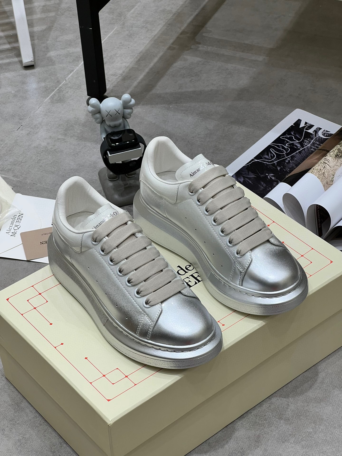 K5 Alexander McQUEEN正品爆拆 1：1顶级Alexander Mcqueen 麦昆 原版皮料白色进口丝绸皮 原版白色鞋盒 布袋手提袋 全套包装、多送一副鞋带后包工艺采用进口定型机热熔胶定型完美正品复刻- Alexander Mcqueen 麦昆  经典明星爆款百搭款回头率 G5 %1面料：意大利进口高质感.抗水擦不变色质.丝绸牛皮配色2内里：进口A级水染羊皮 价格和牛皮里同等 比牛皮上脚还舒适垫脚：牛皮垫脚垫脚超清晰高温空压logo3大底：原版私模橡胶TPU全哑光大底，男款女款磨具楦型都不一样 4鸡眼：全钢鸡眼垫片也是全钢 不变形不掉色 pk市场 铁制造鸡眼 厚底设计 约4.5cm