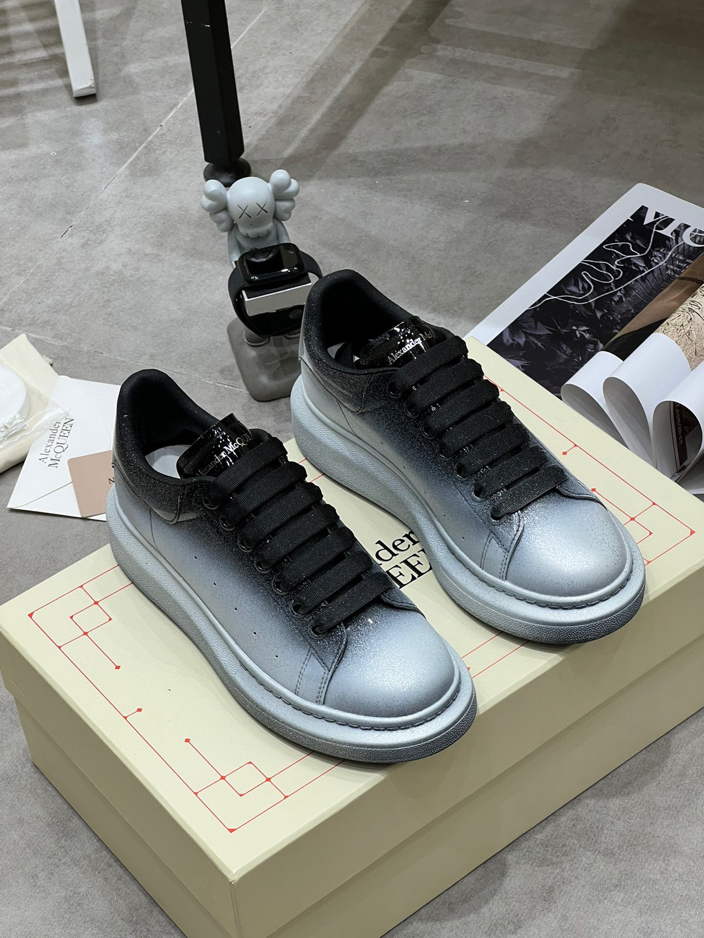 K5 Alexander McQUEEN正品爆拆 1：1顶级Alexander Mcqueen 麦昆 原版皮料白色进口丝绸皮 原版白色鞋盒 布袋手提袋 全套包装、多送一副鞋带后包工艺采用进口定型机热熔胶定型完美正品复刻- Alexander Mcqueen 麦昆  经典明星爆款百搭款回头率 G5 %1面料：意大利进口高质感.抗水擦不变色质.丝绸牛皮配色2内里：进口A级水染羊皮 价格和牛皮里同等 比牛皮上脚还舒适垫脚：牛皮垫脚垫脚超清晰高温空压logo3大底：原版私模橡胶TPU全哑光大底，男款女款磨具楦型都不一样 4鸡眼：全钢鸡眼垫片也是全钢 不变形不掉色 pk市场 铁制造鸡眼 厚底设计 约4.5cm