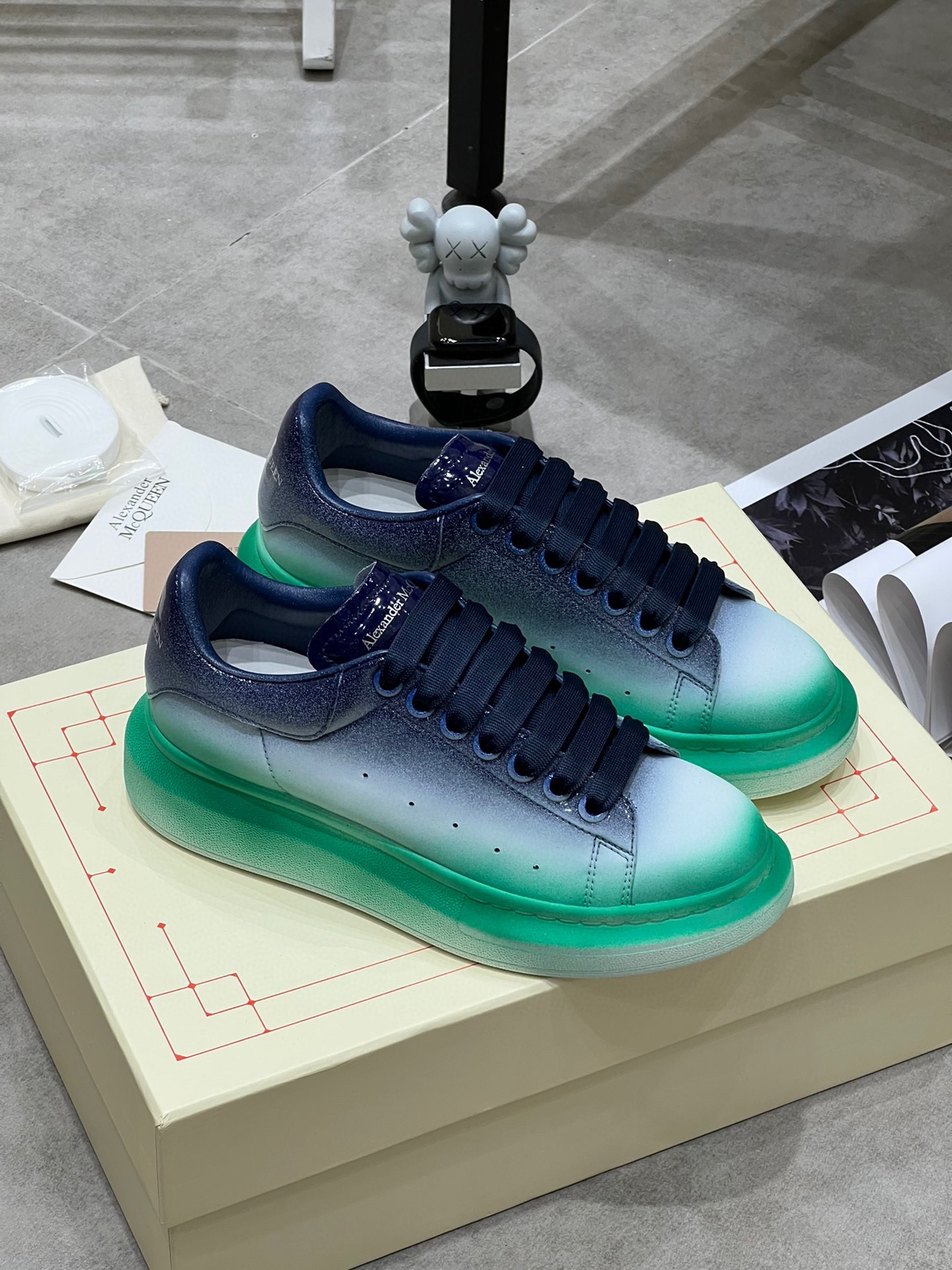 K5 Alexander McQUEEN正品爆拆 1：1顶级Alexander Mcqueen 麦昆 原版皮料白色进口丝绸皮 原版白色鞋盒 布袋手提袋 全套包装、多送一副鞋带后包工艺采用进口定型机热熔胶定型完美正品复刻- Alexander Mcqueen 麦昆  经典明星爆款百搭款回头率 G5 %1面料：意大利进口高质感.抗水擦不变色质.丝绸牛皮配色2内里：进口A级水染羊皮 价格和牛皮里同等 比牛皮上脚还舒适垫脚：牛皮垫脚垫脚超清晰高温空压logo3大底：原版私模橡胶TPU全哑光大底，男款女款磨具楦型都不一样 4鸡眼：全钢鸡眼垫片也是全钢 不变形不掉色 pk市场 铁制造鸡眼 厚底设计 约4.5cm