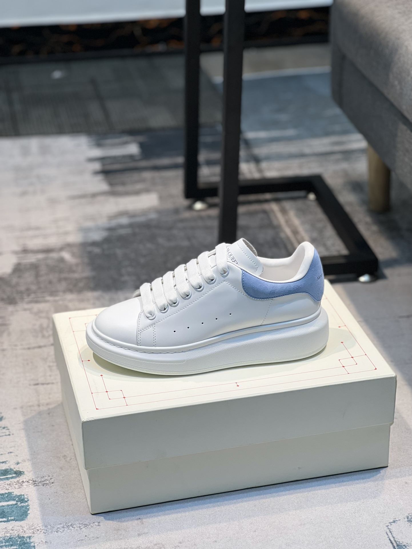 K0 Alexander McQUEEN正品爆拆 1：1顶级Alexander Mcqueen 麦昆 原版皮料白色进口丝绸皮 原版白色鞋盒 布袋手提袋 全套包装、多送一副鞋带后包工艺采用进口定型机热熔胶定型完美正品复刻- Alexander Mcqueen 麦昆  经典明星爆款百搭款回头率 G5 %1面料：意大利进口高质感.抗水擦不变色质.丝绸牛皮配色2内里：进口A级水染羊皮 价格和牛皮里同等 比牛皮上脚还舒适垫脚：牛皮垫脚垫脚超清晰高温空压logo3大底：原版私模橡胶TPU全哑光大底，男款女款磨具楦型都不一样 4鸡眼：全钢鸡眼垫片也是全钢 不变形不掉色 pk市场 铁制造鸡眼 厚底设计 约4.5cm