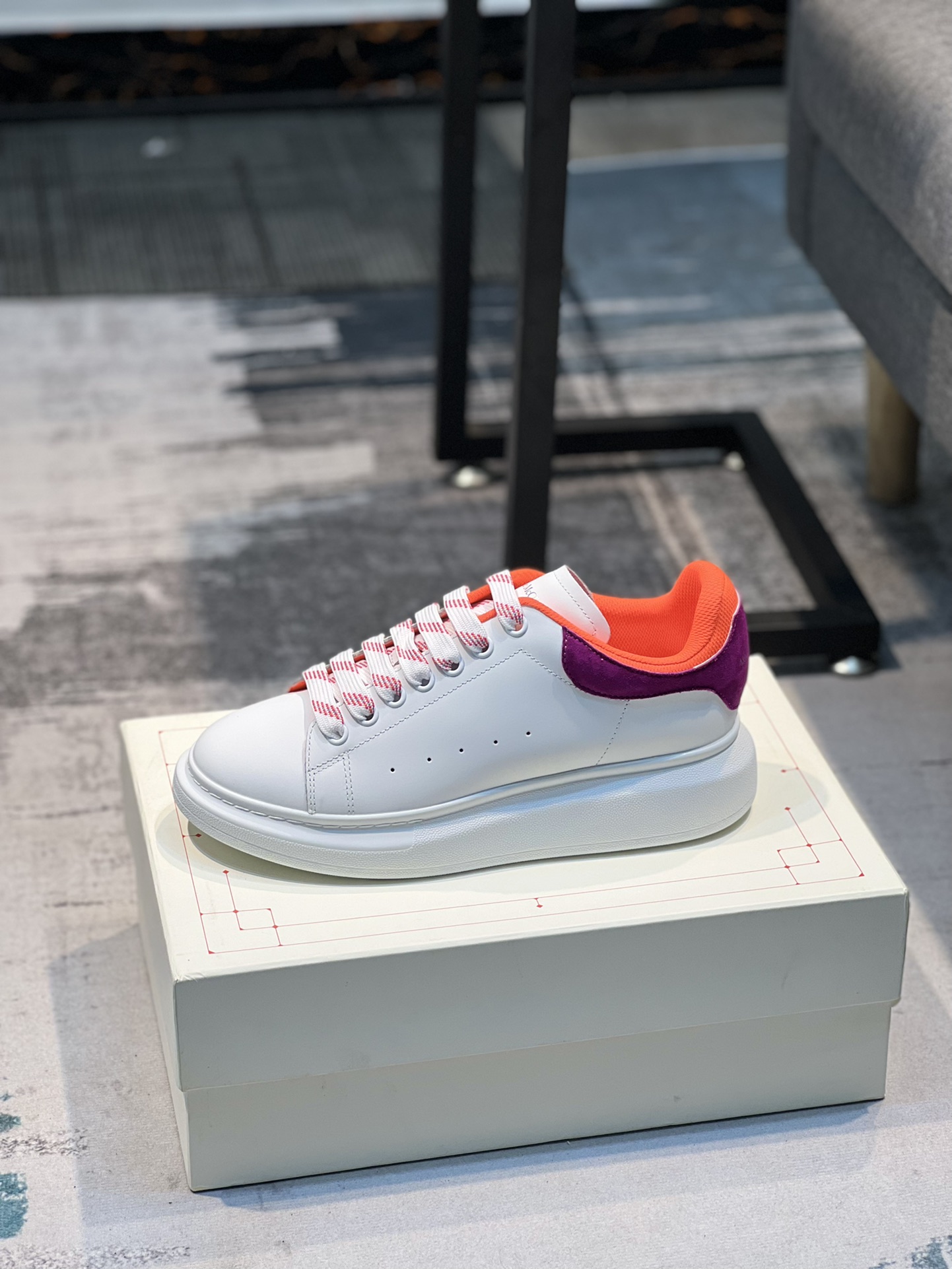 K5 Alexander McQUEEN正品爆拆 1：1顶级Alexander Mcqueen 麦昆 原版皮料白色进口丝绸皮 原版白色鞋盒 布袋手提袋 全套包装、多送一副鞋带后包工艺采用进口定型机热熔胶定型完美正品复刻- Alexander Mcqueen 麦昆  经典明星爆款百搭款回头率 G5 %1面料：意大利进口高质感.抗水擦不变色质.丝绸牛皮配色2内里：进口A级水染羊皮 价格和牛皮里同等 比牛皮上脚还舒适垫脚：牛皮垫脚垫脚超清晰高温空压logo3大底：原版私模橡胶TPU全哑光大底，男款女款磨具楦型都不一样 4鸡眼：全钢鸡眼垫片也是全钢 不变形不掉色 pk市场 铁制造鸡眼 厚底设计 约4.5cm