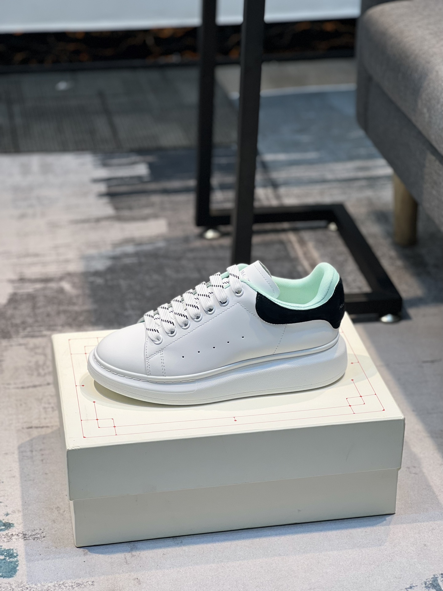 K5 Alexander McQUEEN正品爆拆 1：1顶级Alexander Mcqueen 麦昆 原版皮料白色进口丝绸皮 原版白色鞋盒 布袋手提袋 全套包装、多送一副鞋带后包工艺采用进口定型机热熔胶定型完美正品复刻- Alexander Mcqueen 麦昆  经典明星爆款百搭款回头率 G5 %1面料：意大利进口高质感.抗水擦不变色质.丝绸牛皮配色2内里：进口A级水染羊皮 价格和牛皮里同等 比牛皮上脚还舒适垫脚：牛皮垫脚垫脚超清晰高温空压logo3大底：原版私模橡胶TPU全哑光大底，男款女款磨具楦型都不一样 4鸡眼：全钢鸡眼垫片也是全钢 不变形不掉色 pk市场 铁制造鸡眼 厚底设计 约4.5cm