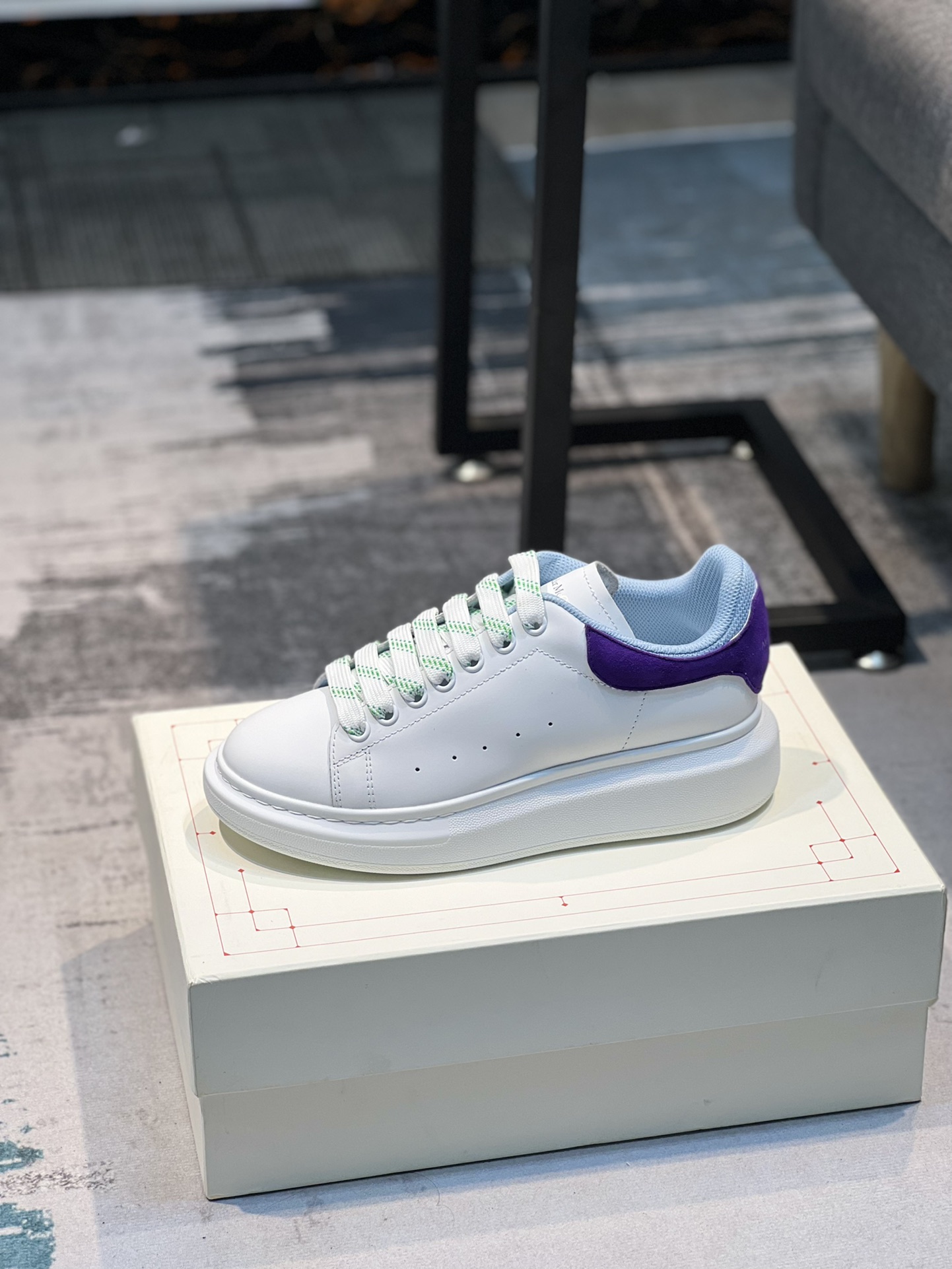 K5 Alexander McQUEEN正品爆拆 1：1顶级Alexander Mcqueen 麦昆 原版皮料白色进口丝绸皮 原版白色鞋盒 布袋手提袋 全套包装、多送一副鞋带后包工艺采用进口定型机热熔胶定型完美正品复刻- Alexander Mcqueen 麦昆  经典明星爆款百搭款回头率 G5 %1面料：意大利进口高质感.抗水擦不变色质.丝绸牛皮配色2内里：进口A级水染羊皮 价格和牛皮里同等 比牛皮上脚还舒适垫脚：牛皮垫脚垫脚超清晰高温空压logo3大底：原版私模橡胶TPU全哑光大底，男款女款磨具楦型都不一样 4鸡眼：全钢鸡眼垫片也是全钢 不变形不掉色 pk市场 铁制造鸡眼 厚底设计 约4.5cm