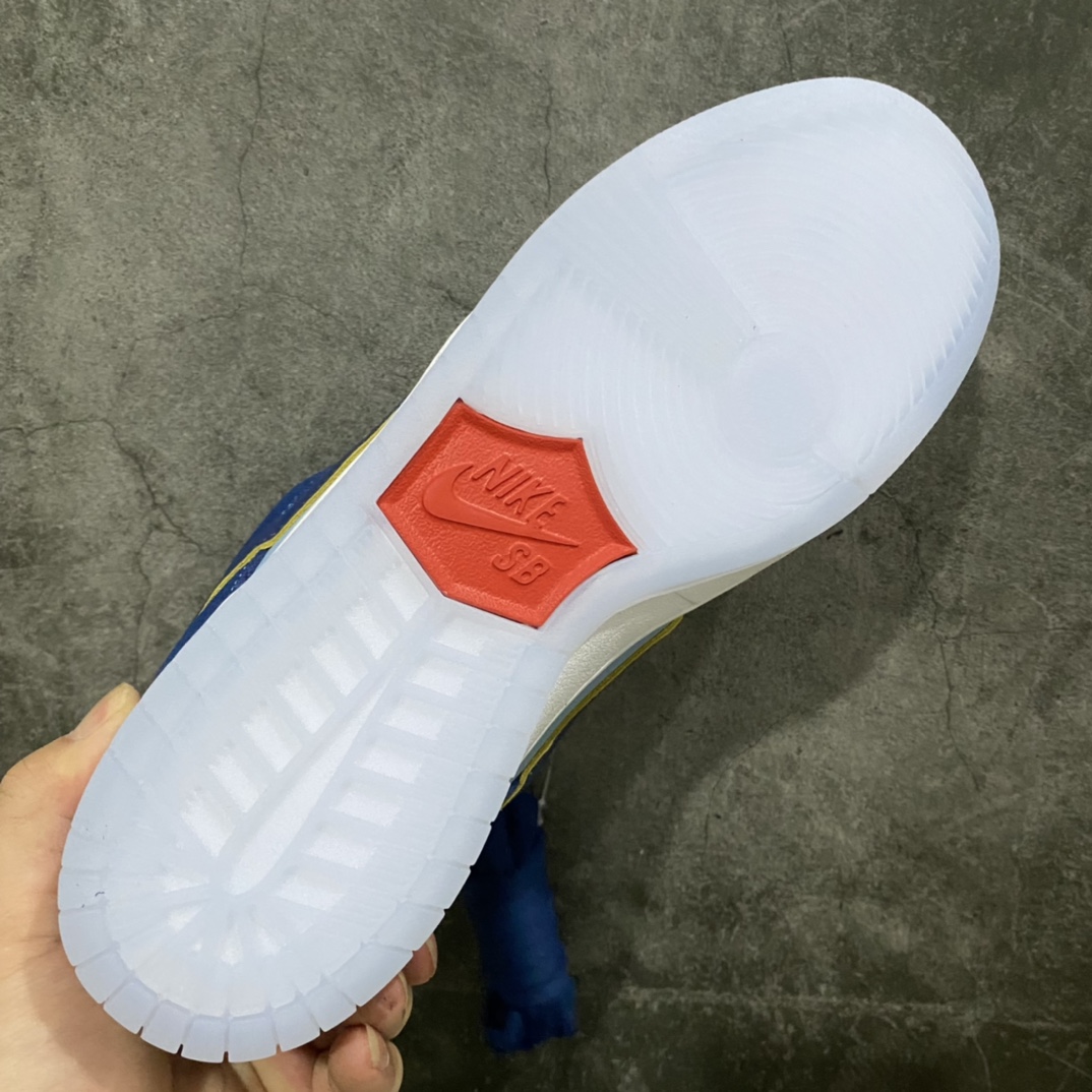 图片[9]-Top纯原Why So Sad x Dunk SB 低帮 联名蓝色 DX5549-400 整体以麂皮材质覆盖，配色方面以浅蓝色为主色调，搭配深蓝色框架以及Swoosh设计。此外鞋身侧面的Swoosh带有特殊的擦擦乐效果，经过处理后会显示出金色。鞋舌标签部分选用红色设计，上面带有金色 Swoosh点缀。内侧还带有\”Why So Sad?\”字样，表明鞋款身份。后跟部分还带有特殊的\”滑板鸡\”图案刺绣,后跟部分也采用红色麂皮设计，上面带有金色 的\”? \”标志，细节满满。鞋底也以白色中底搭配半透明水晶外底呈现，为整个设计收尾。 尺码：36 36.5 37.5 38 38.5 39 40 40.5 41 42 42.5 43 44 45 46 47.5-选品中心