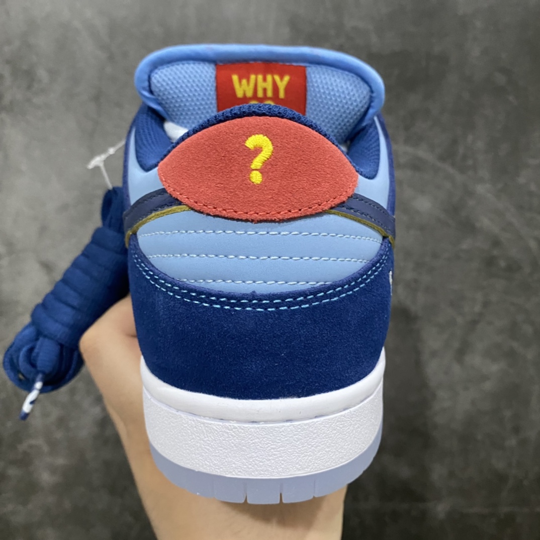 图片[4]-Top纯原Why So Sad x Dunk SB 低帮 联名蓝色 DX5549-400 整体以麂皮材质覆盖，配色方面以浅蓝色为主色调，搭配深蓝色框架以及Swoosh设计。此外鞋身侧面的Swoosh带有特殊的擦擦乐效果，经过处理后会显示出金色。鞋舌标签部分选用红色设计，上面带有金色 Swoosh点缀。内侧还带有\”Why So Sad?\”字样，表明鞋款身份。后跟部分还带有特殊的\”滑板鸡\”图案刺绣,后跟部分也采用红色麂皮设计，上面带有金色 的\”? \”标志，细节满满。鞋底也以白色中底搭配半透明水晶外底呈现，为整个设计收尾。 尺码：36 36.5 37.5 38 38.5 39 40 40.5 41 42 42.5 43 44 45 46 47.5-选品中心