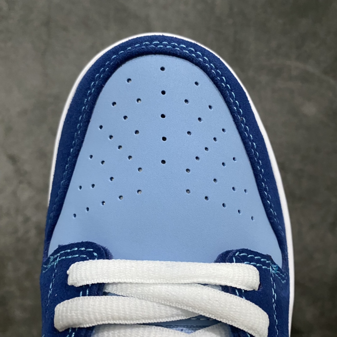 图片[5]-Top纯原Why So Sad x Dunk SB 低帮 联名蓝色 DX5549-400 整体以麂皮材质覆盖，配色方面以浅蓝色为主色调，搭配深蓝色框架以及Swoosh设计。此外鞋身侧面的Swoosh带有特殊的擦擦乐效果，经过处理后会显示出金色。鞋舌标签部分选用红色设计，上面带有金色 Swoosh点缀。内侧还带有\”Why So Sad?\”字样，表明鞋款身份。后跟部分还带有特殊的\”滑板鸡\”图案刺绣,后跟部分也采用红色麂皮设计，上面带有金色 的\”? \”标志，细节满满。鞋底也以白色中底搭配半透明水晶外底呈现，为整个设计收尾。 尺码：36 36.5 37.5 38 38.5 39 40 40.5 41 42 42.5 43 44 45 46 47.5-选品中心