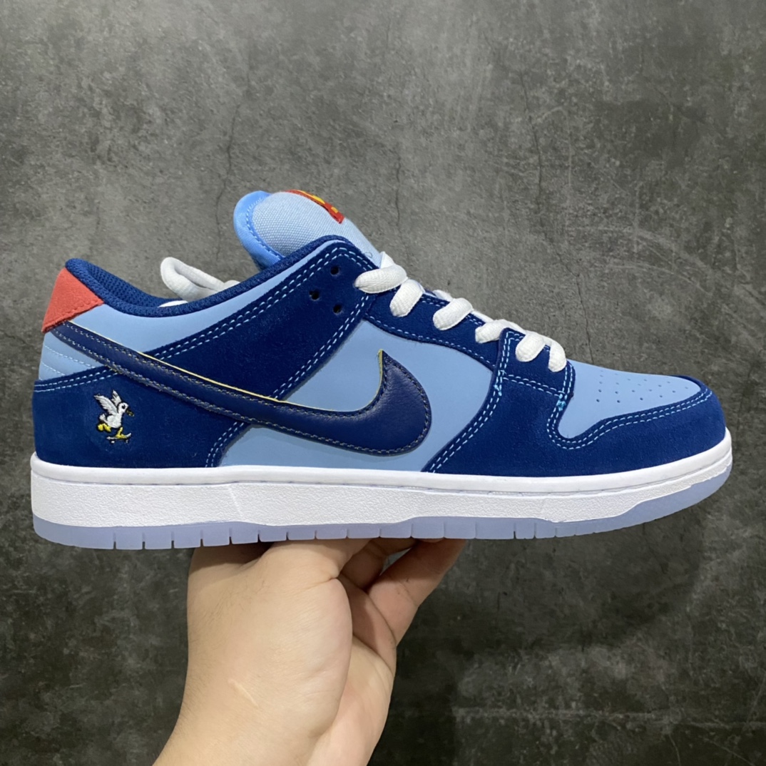 Top纯原Why So Sad x Dunk SB 低帮 联名蓝色 DX5549-400 整体以麂皮材质覆盖,配色方面以浅蓝色为主色调,搭配深蓝色框架以及Swoosh设计。此外鞋身侧面的Swoosh带有特殊的擦擦乐效果,经过处理后会显示出金色。鞋舌标签部分选用红色设计,上面带有金色 Swoosh点缀。内侧还带有\