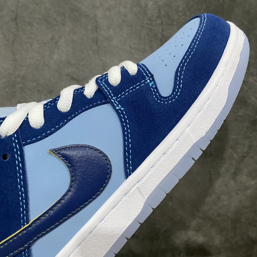 图片[6]-Top纯原Why So Sad x Dunk SB 低帮 联名蓝色 DX5549-400 整体以麂皮材质覆盖，配色方面以浅蓝色为主色调，搭配深蓝色框架以及Swoosh设计。此外鞋身侧面的Swoosh带有特殊的擦擦乐效果，经过处理后会显示出金色。鞋舌标签部分选用红色设计，上面带有金色 Swoosh点缀。内侧还带有\”Why So Sad?\”字样，表明鞋款身份。后跟部分还带有特殊的\”滑板鸡\”图案刺绣,后跟部分也采用红色麂皮设计，上面带有金色 的\”? \”标志，细节满满。鞋底也以白色中底搭配半透明水晶外底呈现，为整个设计收尾。 尺码：36 36.5 37.5 38 38.5 39 40 40.5 41 42 42.5 43 44 45 46 47.5-选品中心