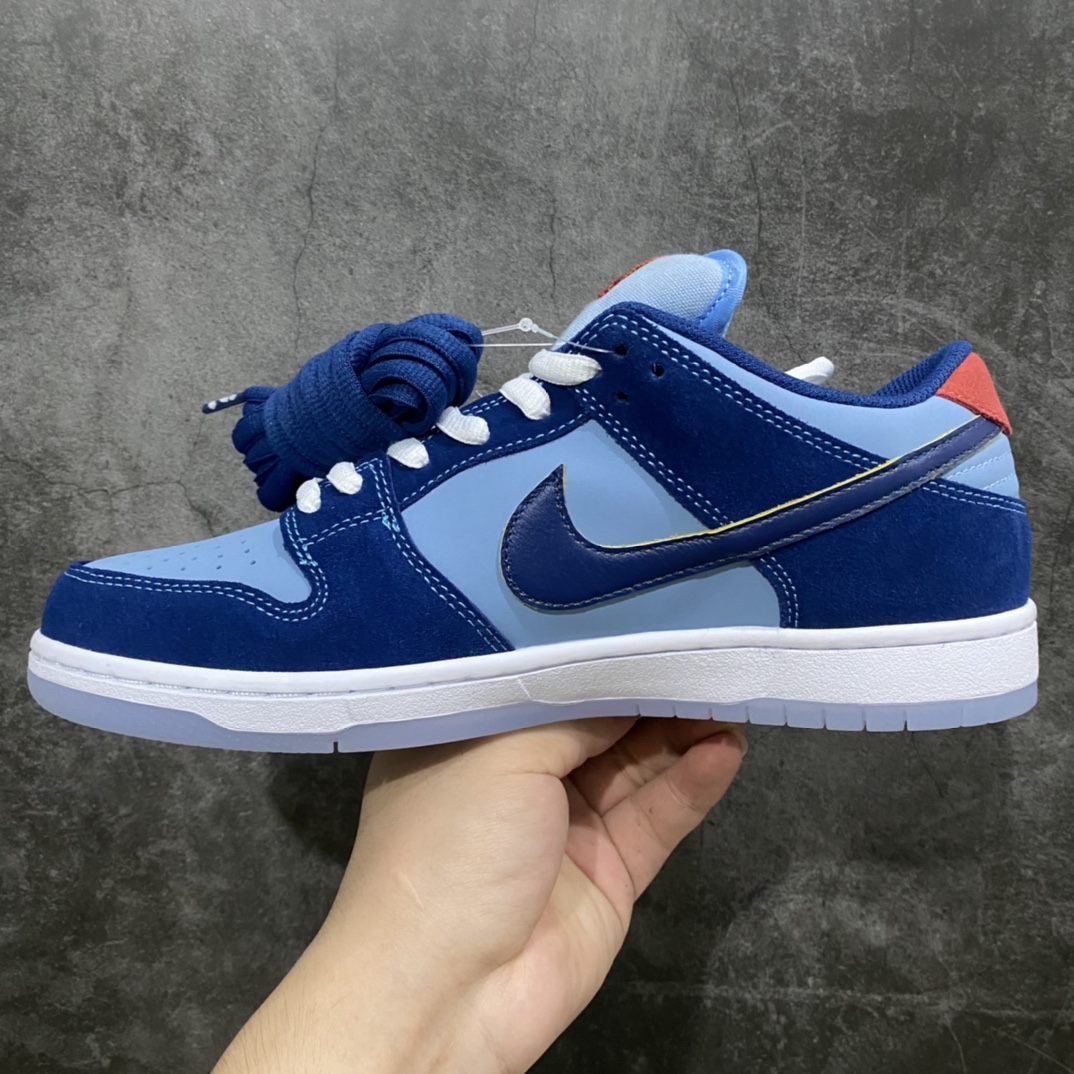图片[2]-Top纯原Why So Sad x Dunk SB 低帮 联名蓝色 DX5549-400 整体以麂皮材质覆盖，配色方面以浅蓝色为主色调，搭配深蓝色框架以及Swoosh设计。此外鞋身侧面的Swoosh带有特殊的擦擦乐效果，经过处理后会显示出金色。鞋舌标签部分选用红色设计，上面带有金色 Swoosh点缀。内侧还带有\”Why So Sad?\”字样，表明鞋款身份。后跟部分还带有特殊的\”滑板鸡\”图案刺绣,后跟部分也采用红色麂皮设计，上面带有金色 的\”? \”标志，细节满满。鞋底也以白色中底搭配半透明水晶外底呈现，为整个设计收尾。 尺码：36 36.5 37.5 38 38.5 39 40 40.5 41 42 42.5 43 44 45 46 47.5-选品中心