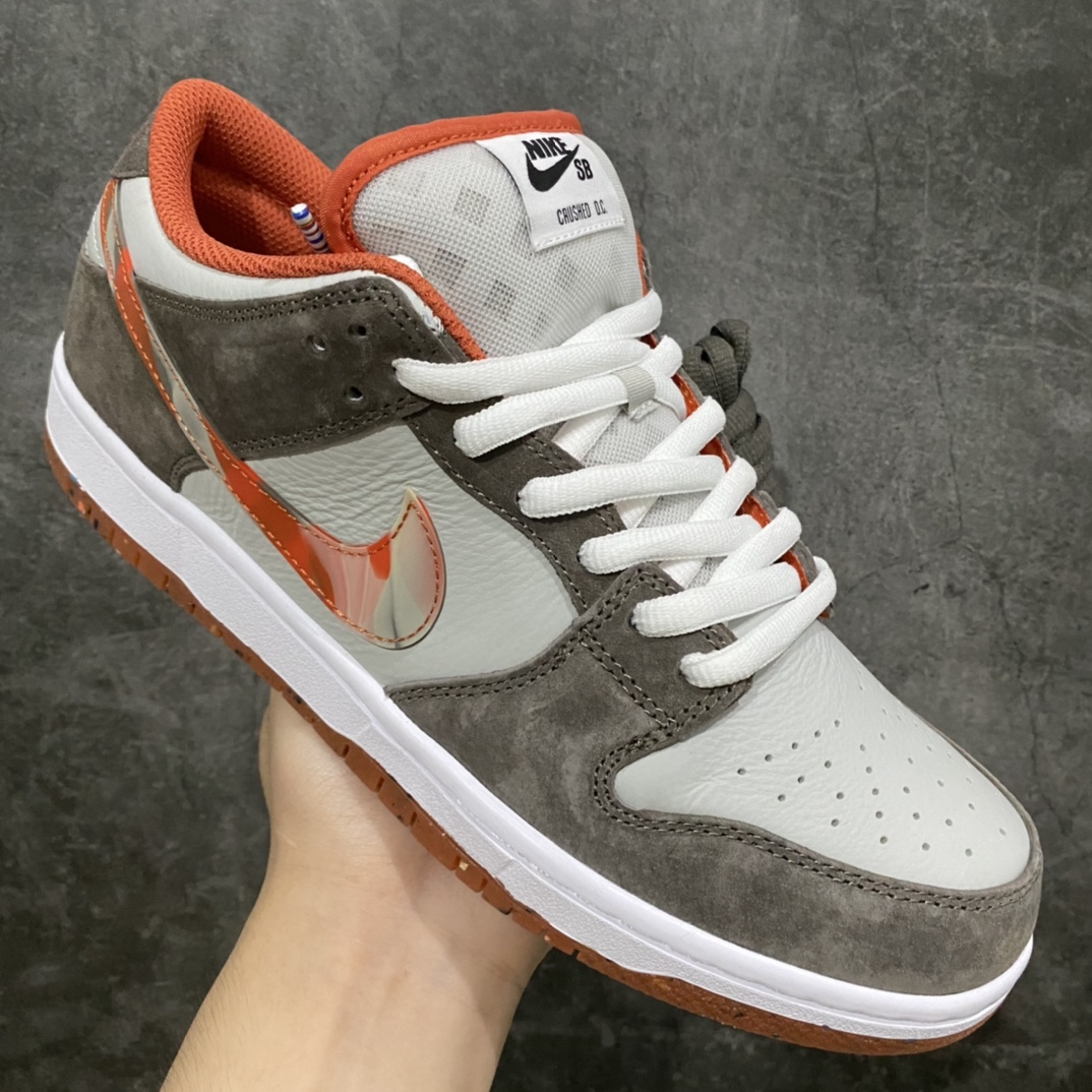 图片[3]-Top版本Crushed D.C x NK SB Dunk Low 联名款低帮休闲运动滑板鞋 白棕橙 DH7782-001 国内一线头部大厂出品 全新楦头 知名厂牌同源 品质毋庸置疑 实拍所见即所得 尺码：36 36.5 37.5 38 38.5 39 40 40.5 41 42 42.5 43 44 44.5 45 46-选品中心