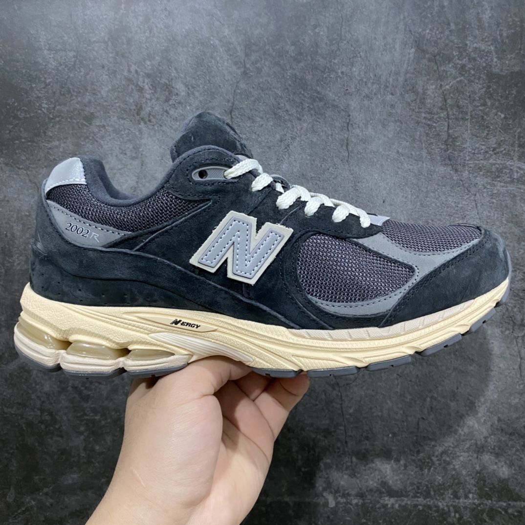 外贸纯原 新百伦NB New Balance 2002R碳灰色 原厂数据开发 原厂网纱 正确卡色皮料冲裁组合 匠心打造 耗时两个月开发完成 工艺极其复杂难度可想而知 新开独立私模大底 全网唯一正确做旧组合大底 高端零售专供产物 尺码:36/46.5-选品中心