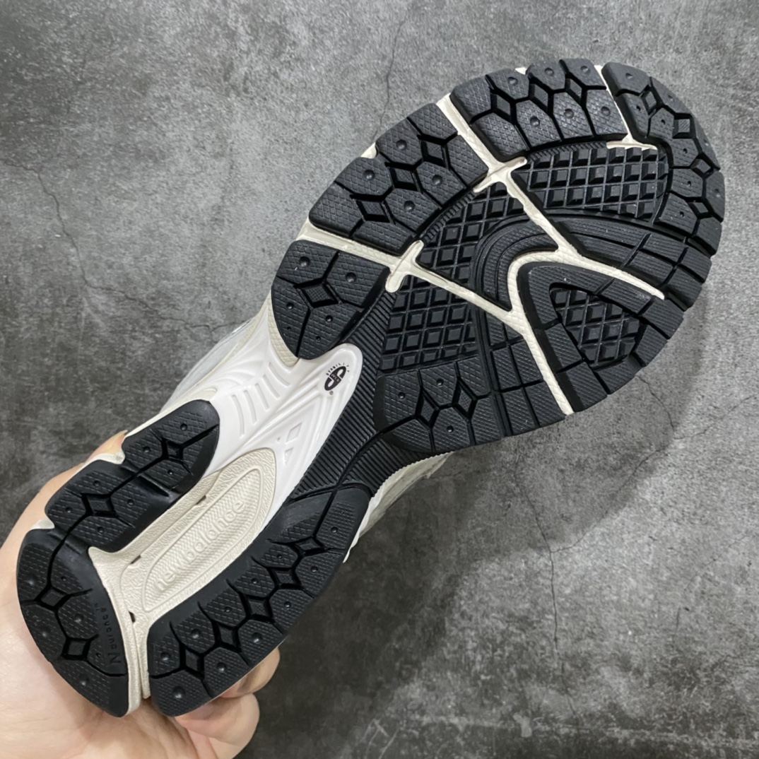 图片[9]-外贸纯原 新百伦NB New Balance 2002R元祖灰 原厂数据开发 原厂网纱 正确卡色皮料冲裁组合 匠心打造 耗时两个月开发完成 工艺极其复杂难度可想而知 新开独立私模大底 全网唯一正确做旧组合大底 高端零售专供产物 尺码：36/46.5-选品中心