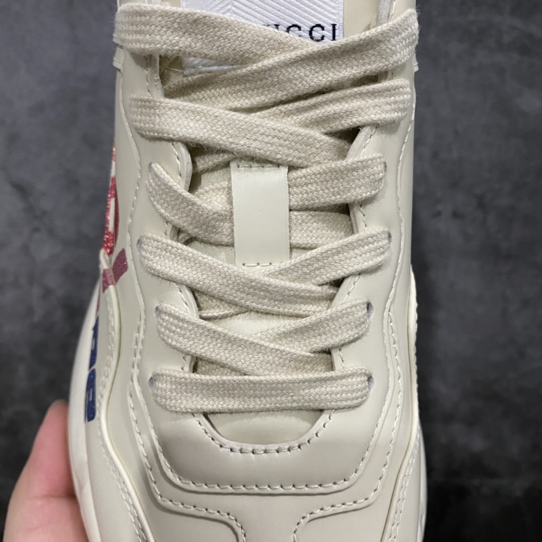 图片[9]-顶级代购版本Gucci老爹鞋 纯原代购级——全网最顶级Gucci老爹鞋 爆拆原版Gucci，区别通货，不不服来战‼️ 商品等级：纯原顶端货 商品材料：进口牛皮，全用电脑车制作 制作工艺：男款采用双针车，女款采用单针车，里面采用舒适度最高又耐磨的羊皮（高端大气），极其舒适的脚感，贴合脚部，精密3D打印彩图搭配，独家原版材质，原版一致的TPU➕PU 发泡组合大底，底加内增高厚度6CM（瞬间高大上），与专柜同重量，上脚轻盈倍感舒适。同时采用原版套楦工艺，鞋身鞋头线条弧度一切细节完美复刻 款式类别：官网同步，最新VER时尚老爹鞋履，柔软舒适，透气防滑 四季常年供货 尺码：35-40女 39-44男（情侣款） (女码34；男码38.45.46可定做，其中45.46➕10）-选品中心