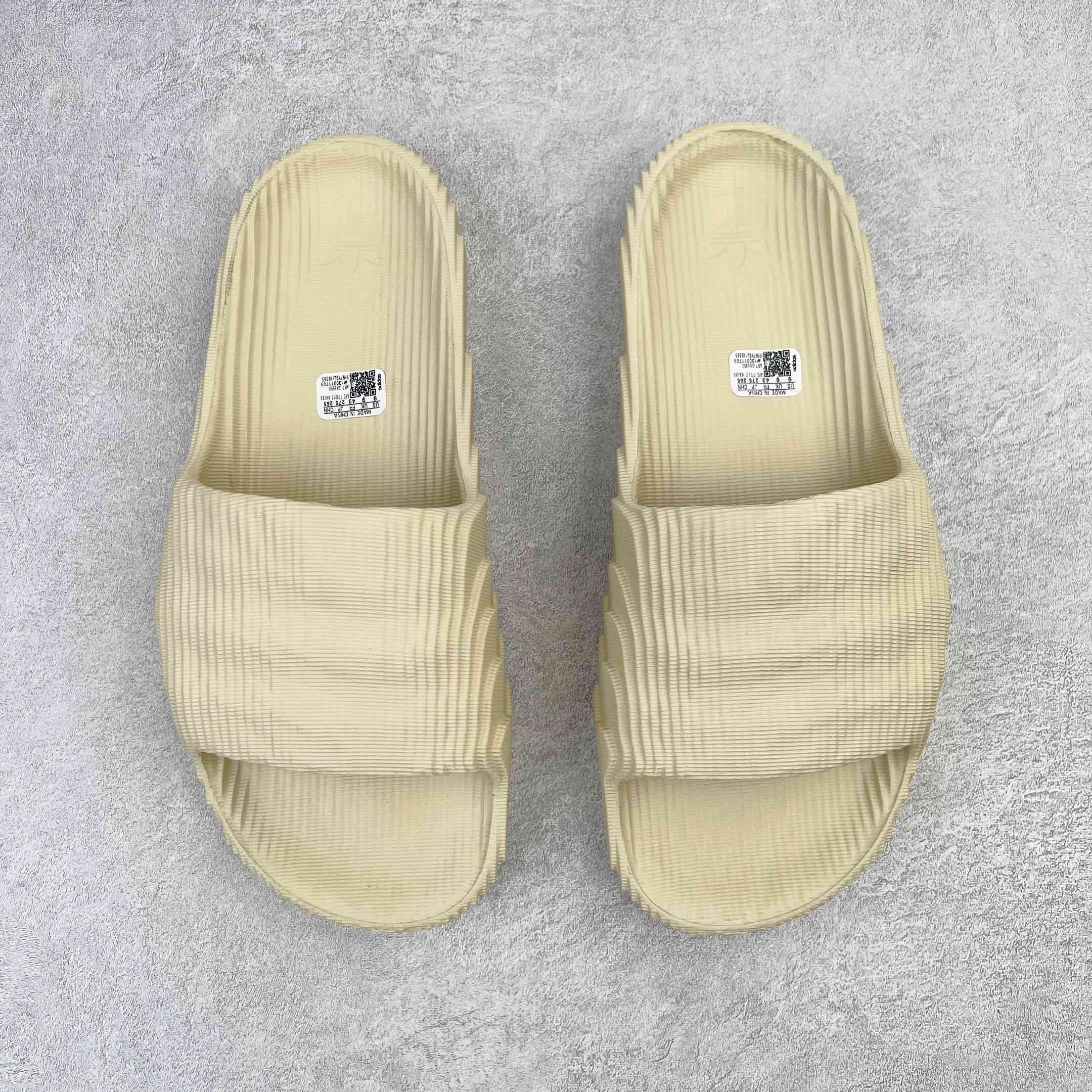 图片[2]-💰100 ＃DC AD Original Adilette 22 Slide 3D打印沙滩涉水舒适耐磨运动拖鞋 米白 GX6950 同源公司EVA粒子环保塑料 原厂指令配方 弹性卡色均保持原鞋一致 匠心打造 采用原厂进口MD全套模具打造 全套原楦头 鞋口弧度大小 鞋面色泽质感同步原鞋 LOGO内侧钢印清晰工整 原厂定制原标 同比ZP 符合人体设计 独家开发至48.5码 由 3D 打印工艺打造 波浪型「山峦」设计彰显极简美学 鞋侧搭载「THE BRAND WITH THE THREE STRIPES」标识 整体造型从视觉上带来舒适感的同时 亦能满足多种风格的搭配 SIZE：36 36.5 37.5 38 38.5 39 40 40.5 41 42 42.5 43 44 44.5 45 46 47 48.5 编码：Mby1936070-运动鞋