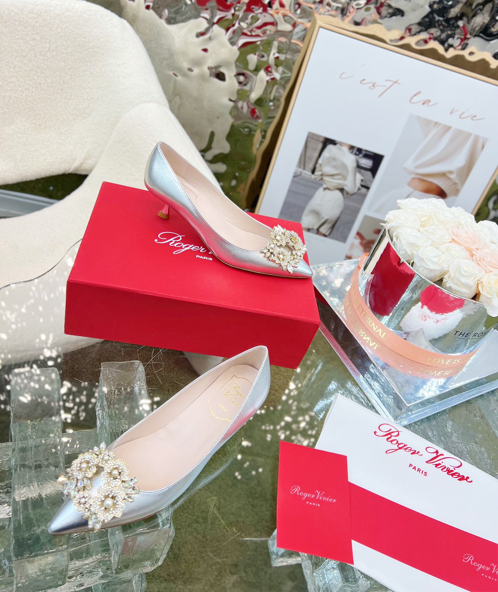 NO:616711,' | The new series of snowflake pearl buckle silk shoes in the counter are luxurious and new. Original custom silk uppers with original molded custom pearl snowflake buckles. Special soft sheepskin lining for the feet. Original molded custom Italian leather outsole, heel height 4.5CM/8.5CM/flat heel. Shoe size: 35-39. Original counter full set of luxury packaging, high heels, high heels, sheepskin, real silk, Leather soles19860909' |  专柜新款雪花珍珠扣真丝单鞋系列奢华上新 鞋面原版定制真丝面配原版开模定制珍珠雪花饰扣  内里特定柔软羊皮里垫脚 大底原版开模定制意大利真皮大底,跟高4.5CM/8.5CM/平跟 鞋码:35-39 原版专柜全套豪华包装,高跟鞋单鞋,high heels,sheepskin,real silk,Leather soles,Women's Shoes