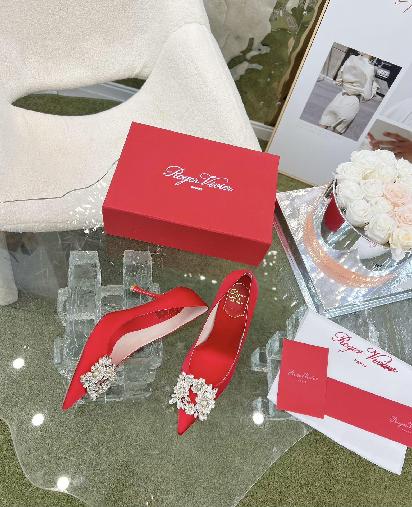 NO:616719,' | The new series of snowflake pearl buckle silk shoes in the counter are luxurious and new. Original custom silk uppers with original molded custom pearl snowflake buckles. Special soft sheepskin lining for the feet. Original molded custom Italian leather outsole, heel height 4.5CM/8.5CM/flat heel. Shoe size: 35-39. Original counter full set of luxury packaging, high heels, high heels, sheepskin, real silk, Leather soles19860909' |  专柜新款雪花珍珠扣真丝单鞋系列奢华上新 鞋面原版定制真丝面配原版开模定制珍珠雪花饰扣  内里特定柔软羊皮里垫脚 大底原版开模定制意大利真皮大底,跟高4.5CM/8.5CM/平跟 鞋码:35-39 原版专柜全套豪华包装,高跟鞋单鞋,high heels,sheepskin,real silk,Leather soles,Women's Shoes