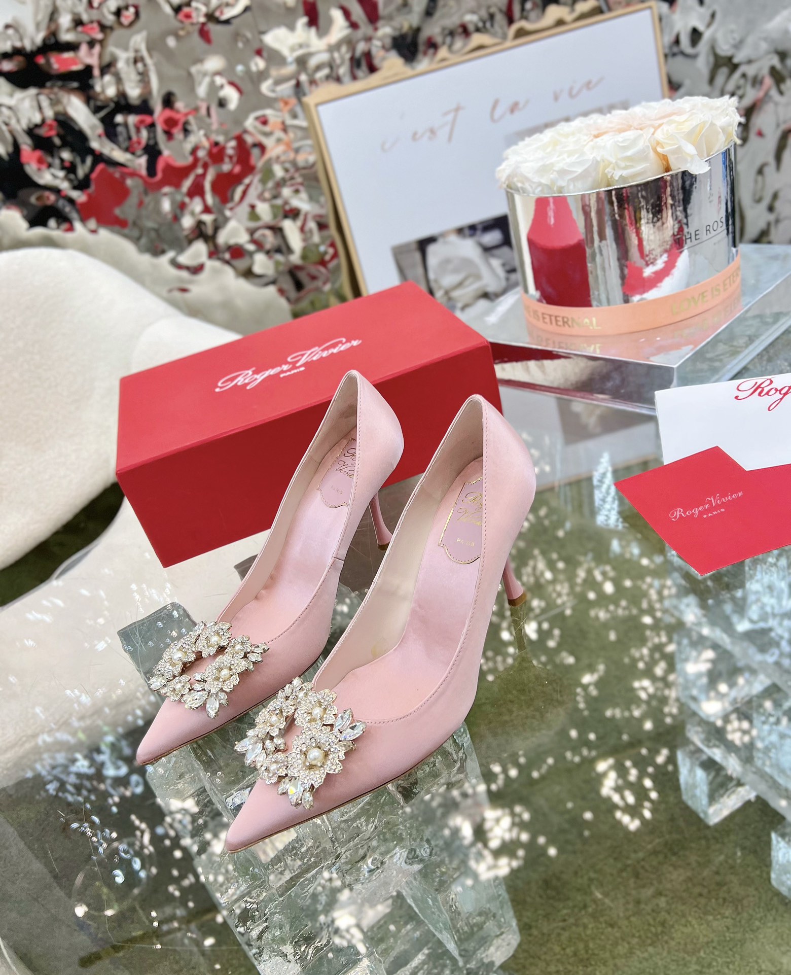 NO:616724,' | The new series of snowflake pearl buckle silk shoes in the counter are luxurious and new. Original custom silk uppers with original molded custom pearl snowflake buckles. Special soft sheepskin lining for the feet. Original molded custom Italian leather outsole, heel height 4.5CM/8.5CM/flat heel. Shoe size: 35-39. Original counter full set of luxury packaging, high heels, high heels, sheepskin, real silk, Leather soles19860909' |  专柜新款雪花珍珠扣真丝单鞋系列奢华上新 鞋面原版定制真丝面配原版开模定制珍珠雪花饰扣  内里特定柔软羊皮里垫脚 大底原版开模定制意大利真皮大底,跟高4.5CM/8.5CM/平跟 鞋码:35-39 原版专柜全套豪华包装,高跟鞋单鞋,high heels,sheepskin,real silk,Leather soles,Women's Shoes