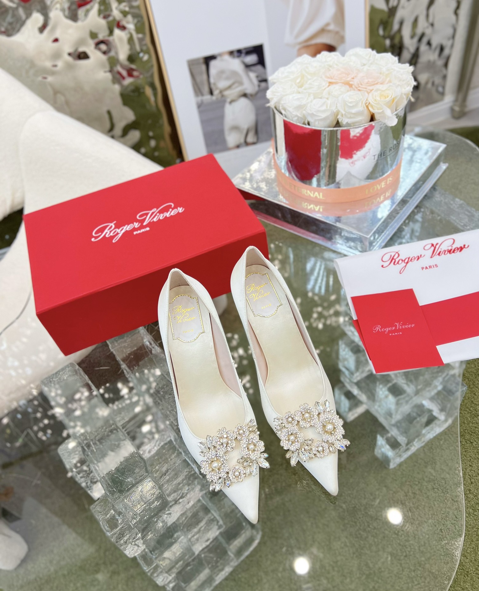 NO:616733,' | The new series of snowflake pearl buckle silk shoes in the counter are luxurious and new. Original custom silk uppers with original molded custom pearl snowflake buckles. Special soft sheepskin lining for the feet. Original molded custom Italian leather outsole, heel height 4.5CM/8.5CM/flat heel. Shoe size: 35-39. Original counter full set of luxury packaging, high heels, high heels, sheepskin, real silk, Leather soles19860909' |  专柜新款雪花珍珠扣真丝单鞋系列奢华上新 鞋面原版定制真丝面配原版开模定制珍珠雪花饰扣  内里特定柔软羊皮里垫脚 大底原版开模定制意大利真皮大底,跟高4.5CM/8.5CM/平跟 鞋码:35-39 原版专柜全套豪华包装,高跟鞋单鞋,high heels,sheepskin,real silk,Leather soles,Women's Shoes