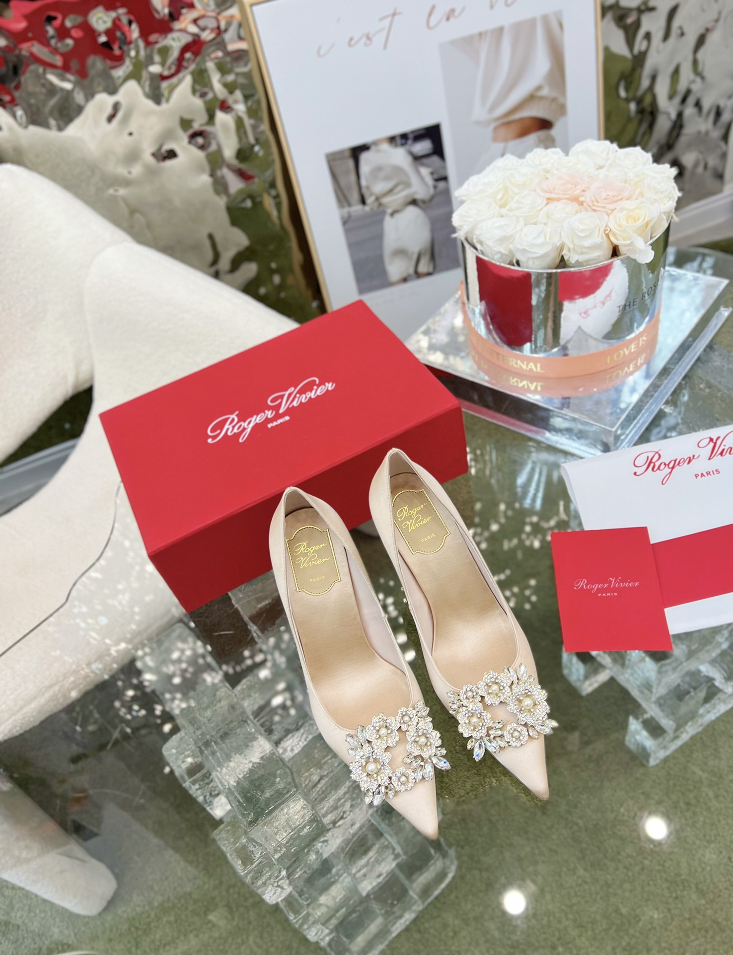 NO:616715,' | The new series of snowflake pearl buckle silk shoes in the counter are luxurious and new. Original custom silk uppers with original molded custom pearl snowflake buckles. Special soft sheepskin lining for the feet. Original molded custom Italian leather outsole, heel height 4.5CM/8.5CM/flat heel. Shoe size: 35-39. Original counter full set of luxury packaging, high heels, high heels, sheepskin, real silk, Leather soles19860909' |  专柜新款雪花珍珠扣真丝单鞋系列奢华上新 鞋面原版定制真丝面配原版开模定制珍珠雪花饰扣  内里特定柔软羊皮里垫脚 大底原版开模定制意大利真皮大底,跟高4.5CM/8.5CM/平跟 鞋码:35-39 原版专柜全套豪华包装,高跟鞋单鞋,high heels,sheepskin,real silk,Leather soles,Women's Shoes