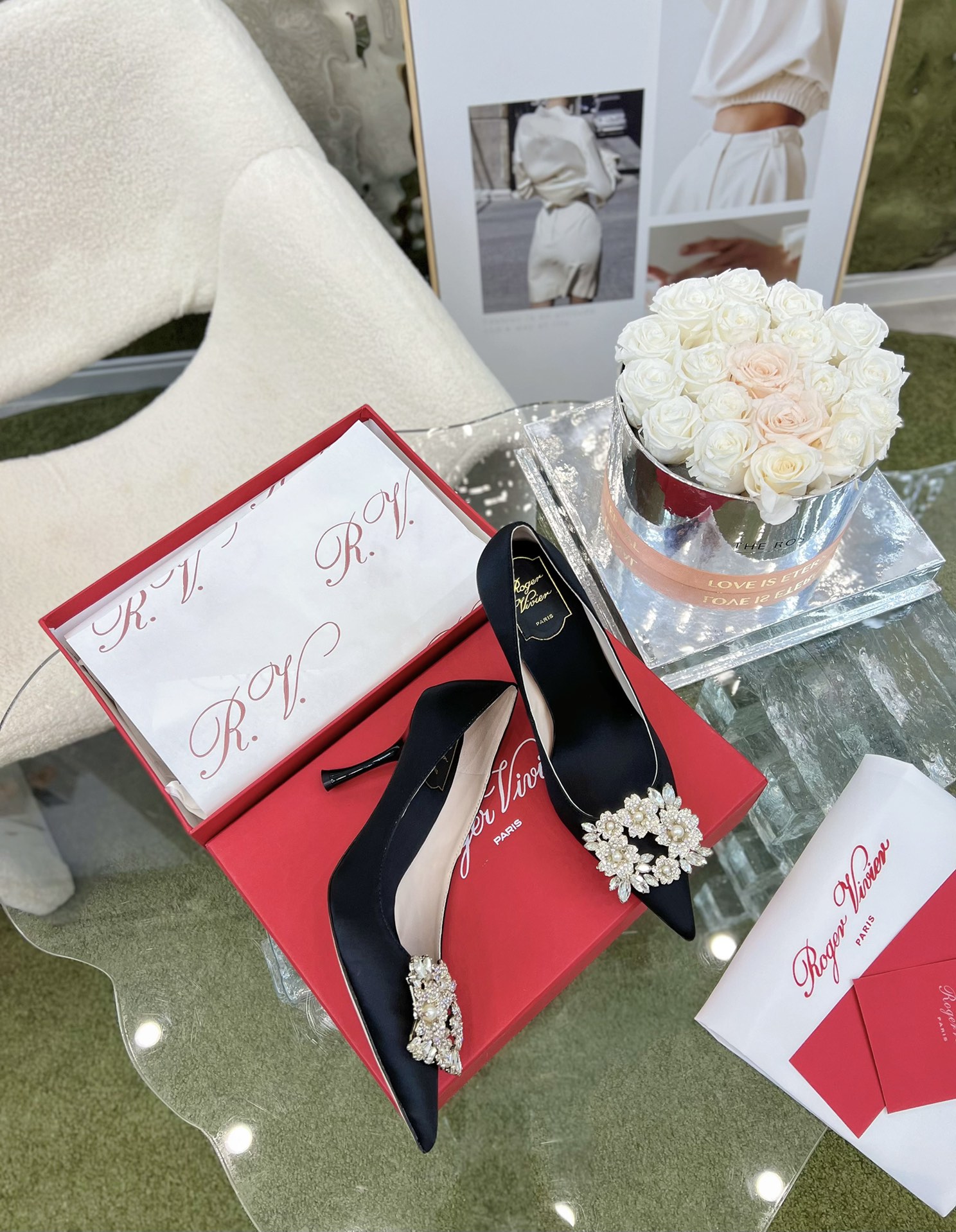 NO:616722,' | The new series of snowflake pearl buckle silk shoes in the counter are luxurious and new. Original custom silk uppers with original molded custom pearl snowflake buckles. Special soft sheepskin lining for the feet. Original molded custom Italian leather outsole, heel height 4.5CM/8.5CM/flat heel. Shoe size: 35-39. Original counter full set of luxury packaging, high heels, high heels, sheepskin, real silk, Leather soles19860909' |  专柜新款雪花珍珠扣真丝单鞋系列奢华上新 鞋面原版定制真丝面配原版开模定制珍珠雪花饰扣  内里特定柔软羊皮里垫脚 大底原版开模定制意大利真皮大底,跟高4.5CM/8.5CM/平跟 鞋码:35-39 原版专柜全套豪华包装,高跟鞋单鞋,high heels,sheepskin,real silk,Leather soles,Women's Shoes