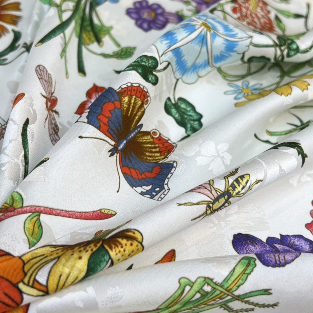 Gucci Flora Silk Scarf, White & Red Floral Print, 90x90cm 9 i1662260730 8221 7