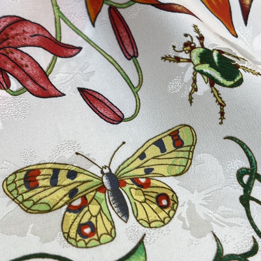 Gucci Flora Silk Scarf, White & Red Floral Print, 90x90cm 5 i1662260730 9246 3