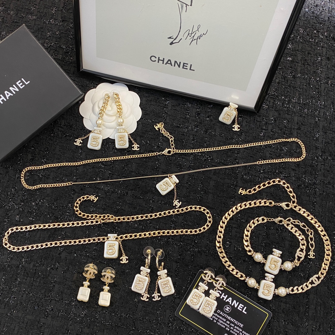  编码E1854  
🌈Chan22S新款香水瓶耳钉
🤔贝母材质  小巧可爱💓
💞浅浅的金色  显得特别