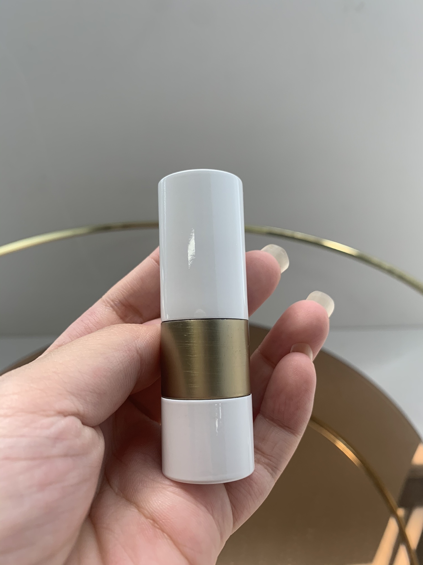 高端品质/75💰
爱马仕润唇膏！可以和男朋友分享的一只润唇膏，爱马仕无色润唇膏，润唇膏的天花板，情侣都可用❤️又到了换唇膏的季节，用了那么多唇膏，最爱的润唇膏还是是爱马仕，质感清润不会浮油，上嘴很舒服，拿出去也很有牌面，滋润度超高，还能淡化你的唇纹！一年四季都可以用，特别是天气干燥的地方！！！这次小姐姐们一定要多带几只，逢年过节送人不要太合适，全部原包装太高档了。