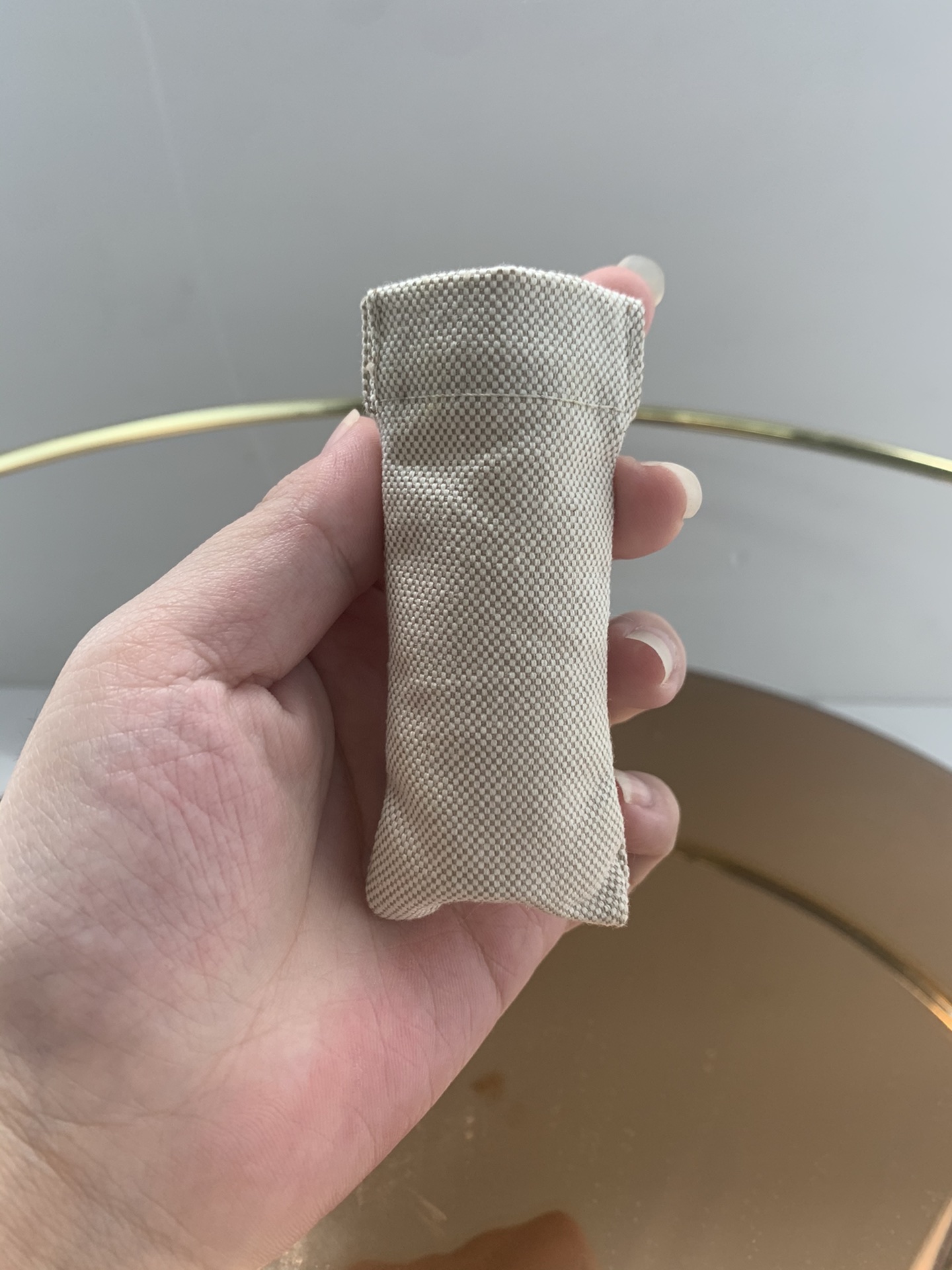 高端品质/75💰
爱马仕润唇膏！可以和男朋友分享的一只润唇膏，爱马仕无色润唇膏，润唇膏的天花板，情侣都可用❤️又到了换唇膏的季节，用了那么多唇膏，最爱的润唇膏还是是爱马仕，质感清润不会浮油，上嘴很舒服，拿出去也很有牌面，滋润度超高，还能淡化你的唇纹！一年四季都可以用，特别是天气干燥的地方！！！这次小姐姐们一定要多带几只，逢年过节送人不要太合适，全部原包装太高档了。