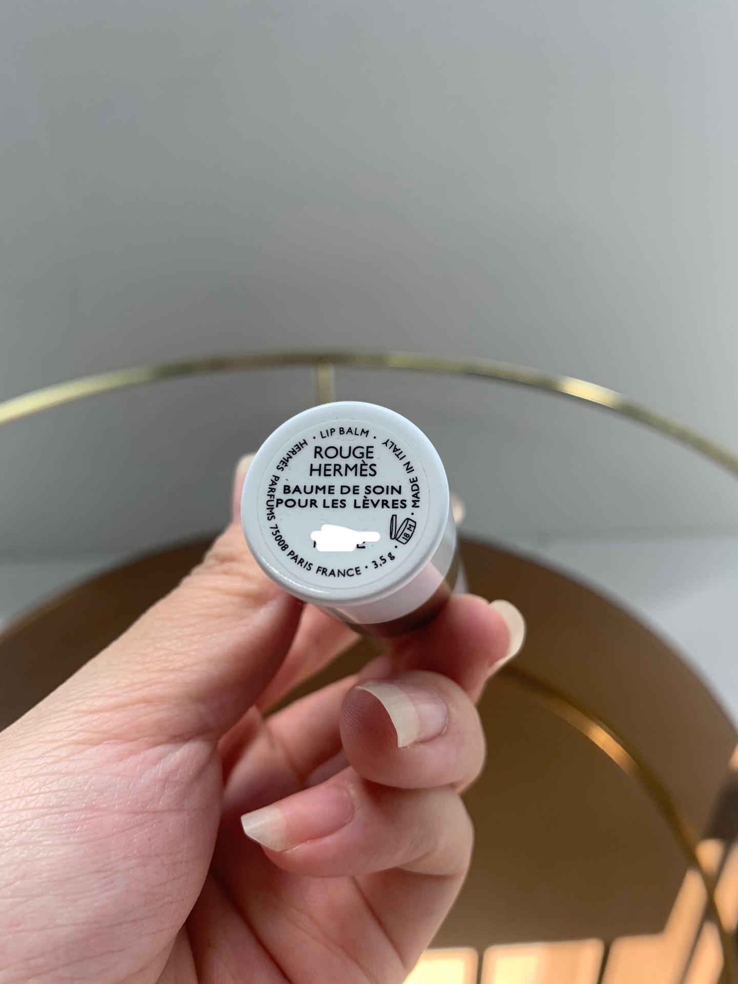 高端品质/75💰
爱马仕润唇膏！可以和男朋友分享的一只润唇膏，爱马仕无色润唇膏，润唇膏的天花板，情侣都可用❤️又到了换唇膏的季节，用了那么多唇膏，最爱的润唇膏还是是爱马仕，质感清润不会浮油，上嘴很舒服，拿出去也很有牌面，滋润度超高，还能淡化你的唇纹！一年四季都可以用，特别是天气干燥的地方！！！这次小姐姐们一定要多带几只，逢年过节送人不要太合适，全部原包装太高档了。