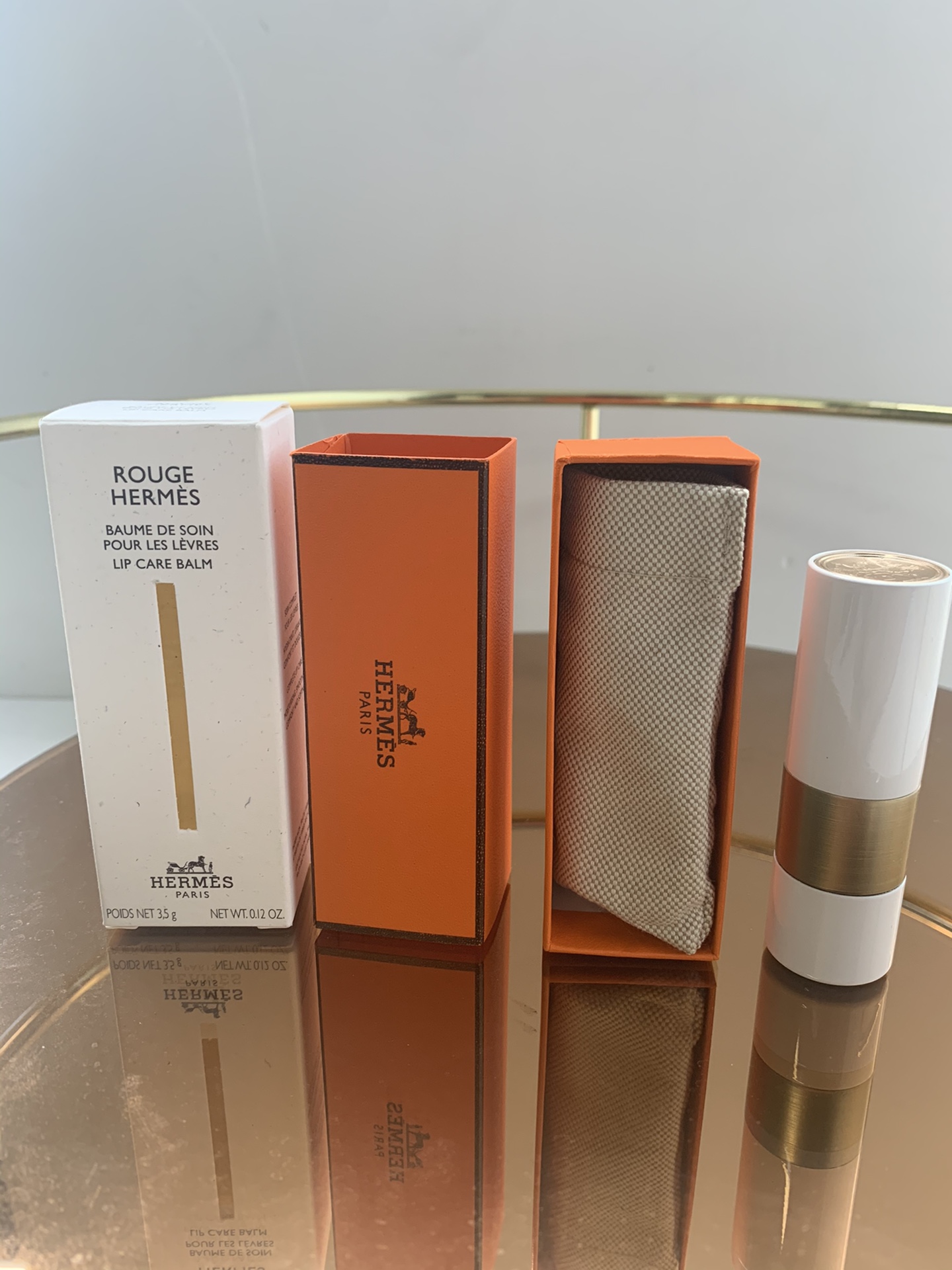 高端品质/75💰
爱马仕润唇膏！可以和男朋友分享的一只润唇膏，爱马仕无色润唇膏，润唇膏的天花板，情侣都可用❤️又到了换唇膏的季节，用了那么多唇膏，最爱的润唇膏还是是爱马仕，质感清润不会浮油，上嘴很舒服，拿出去也很有牌面，滋润度超高，还能淡化你的唇纹！一年四季都可以用，特别是天气干燥的地方！！！这次小姐姐们一定要多带几只，逢年过节送人不要太合适，全部原包装太高档了。