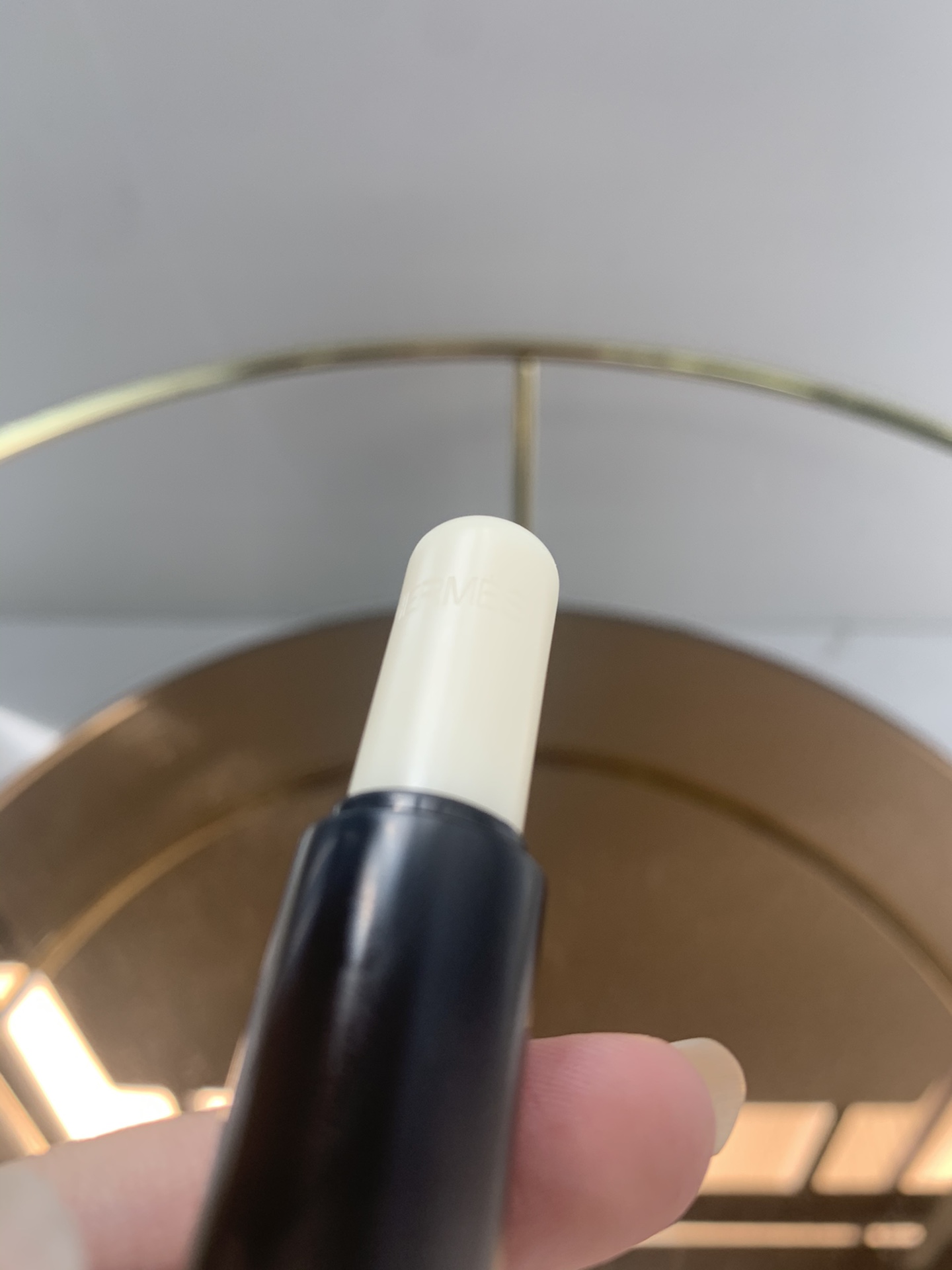 高端品质/75💰
爱马仕润唇膏！可以和男朋友分享的一只润唇膏，爱马仕无色润唇膏，润唇膏的天花板，情侣都可用❤️又到了换唇膏的季节，用了那么多唇膏，最爱的润唇膏还是是爱马仕，质感清润不会浮油，上嘴很舒服，拿出去也很有牌面，滋润度超高，还能淡化你的唇纹！一年四季都可以用，特别是天气干燥的地方！！！这次小姐姐们一定要多带几只，逢年过节送人不要太合适，全部原包装太高档了。